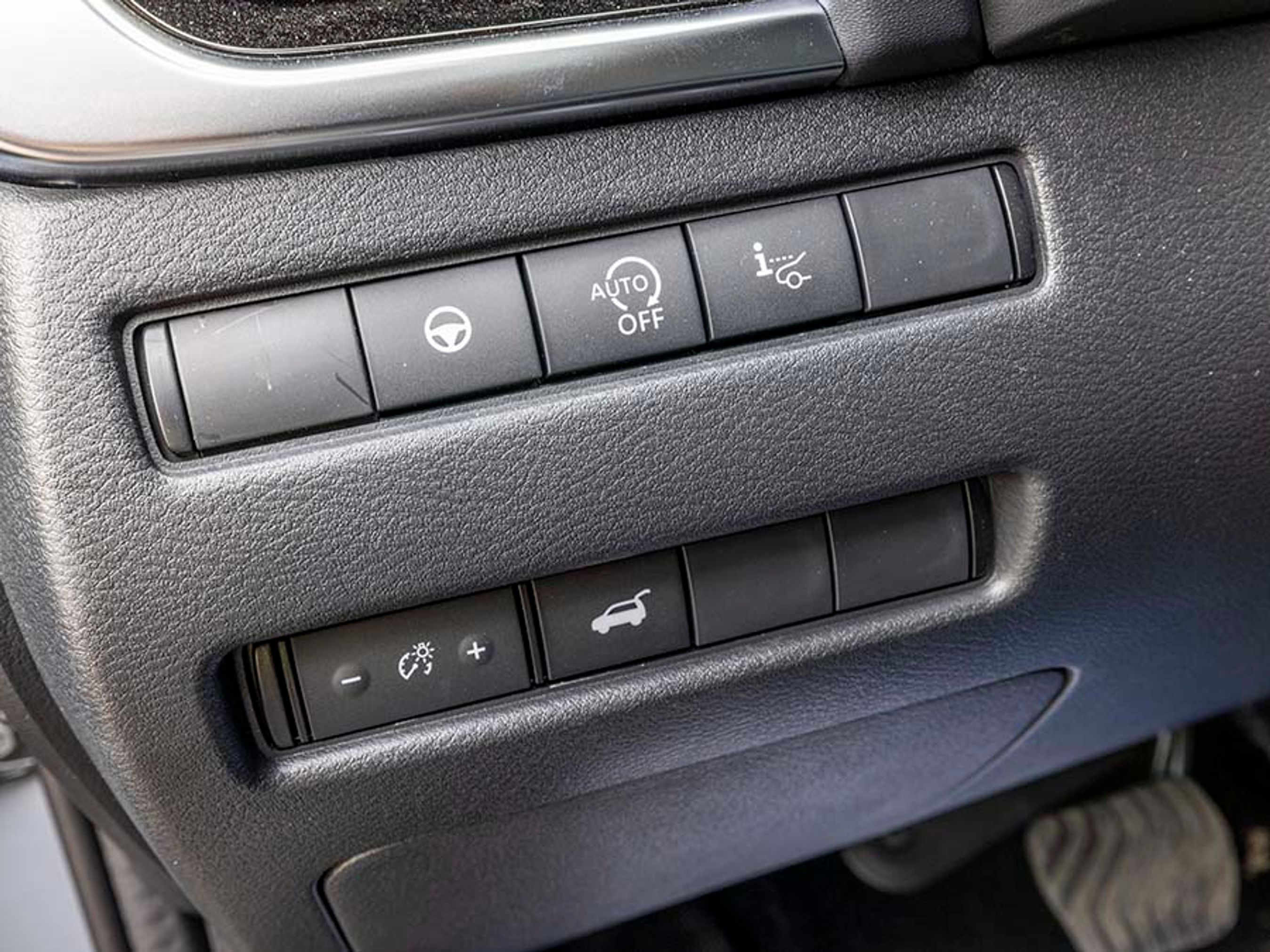 Nissan ProPilot er det system, hvor bilen selv holder sig midt i vognbanen. Det fungerer generelt ret fint, og det kan slås til og fra på knappen her til venstre for rattet. Den er desværre placeret lidt dårligt, så den er svær at se fra førerpladsen.