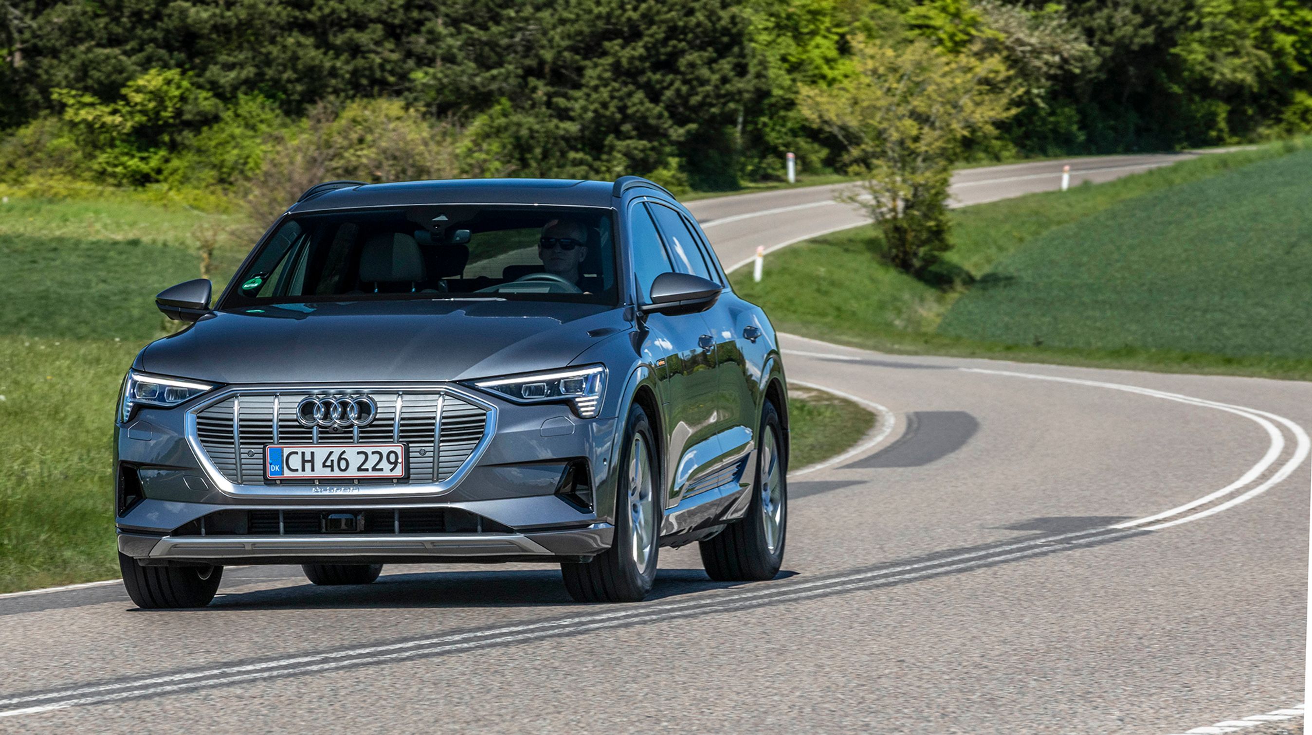 Ingen grønne, blå eller andre iøjefaldende signalfarver. Audi har valgt, at en E-tron skal ligne de andre modeller i butikken, især når den som her har almindelige sidespejle. Modellen fås også med kamera i stedet for spejl til lige under 14.000 kr. 