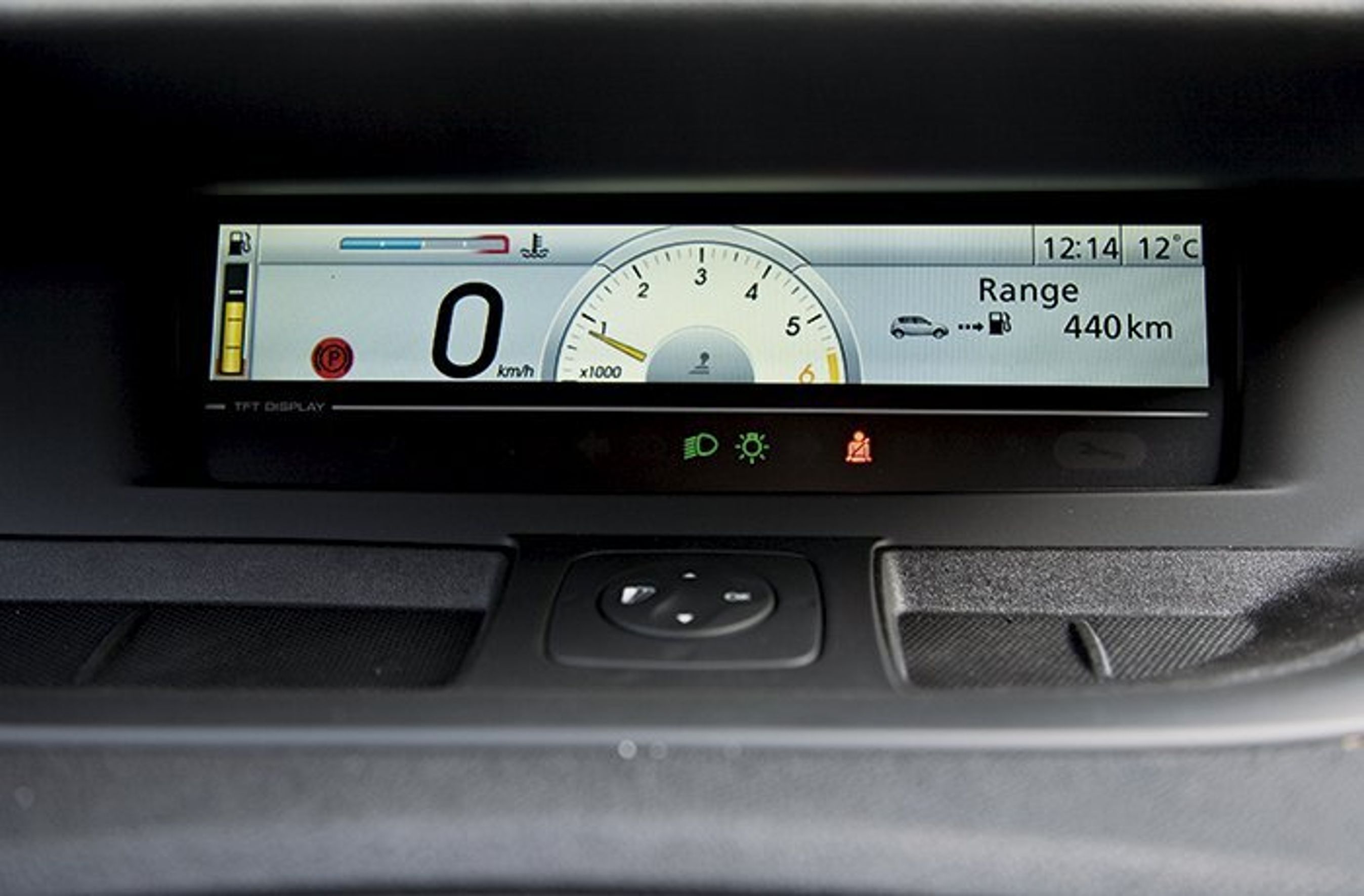 Det store centrale farvedisplay viser alle oplysninger om bilen på noget, der minder om en tv-skærm.