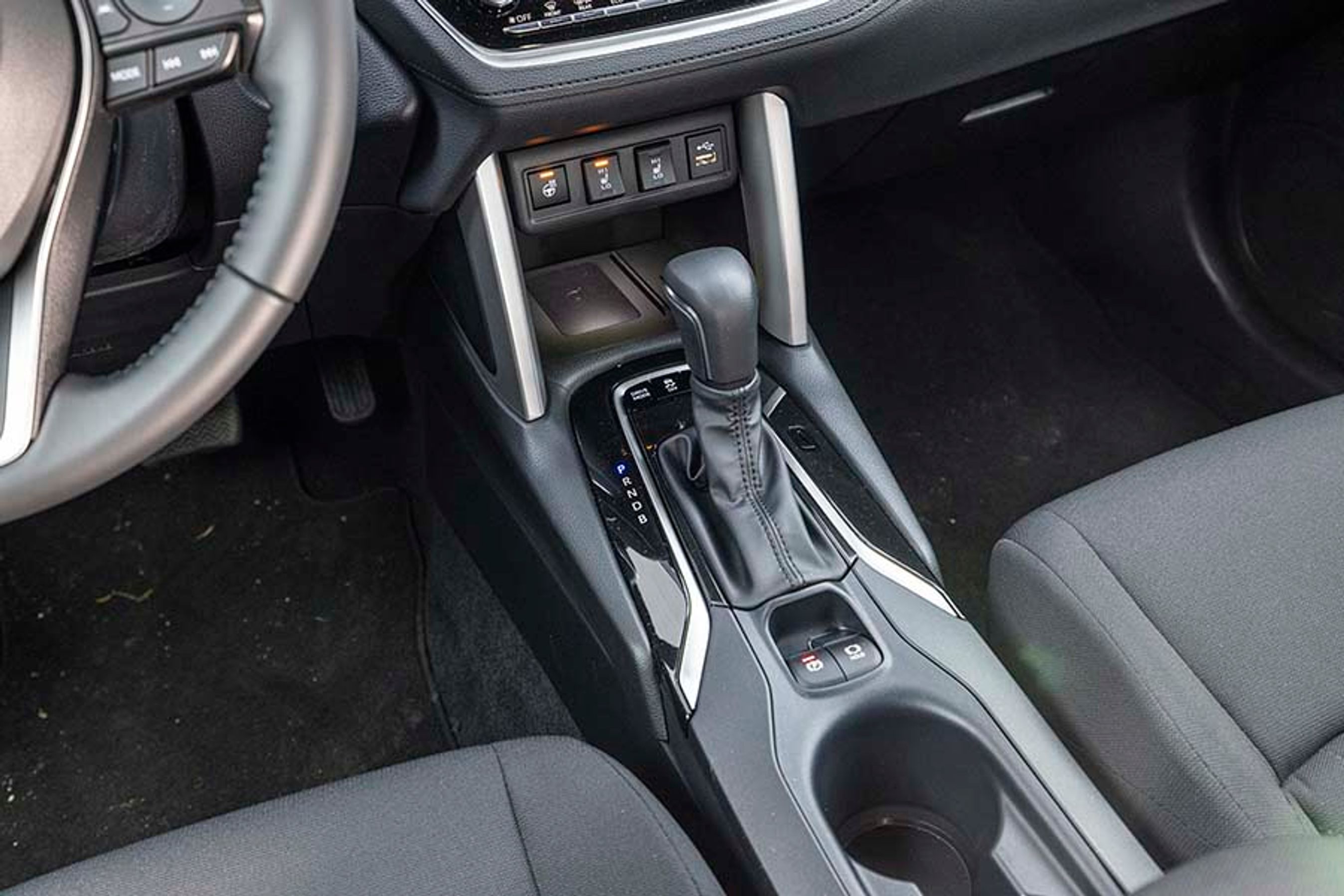 Gearstangen er traditionelt udformet som en mekanisk gearvælger, hvor man selv skal sætte den i P efter hver køretur. Bemærk pladsen til trådløs opladning af mobilen foran gearstangen.