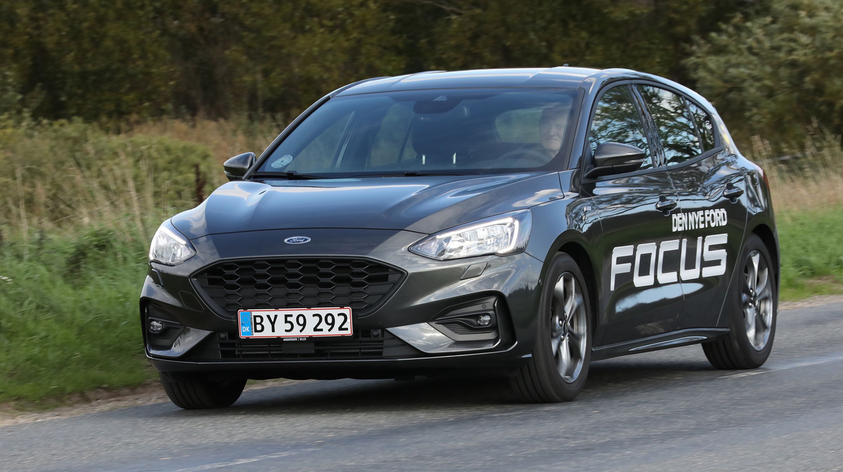 Den nye generation af Ford Focus har fået et spændende design med linjer, der får den til at se moderne og sportslig ud. Her er den testet som femdørs, men Focus fås også som stationcar for en merpris på 19.000 kr.
