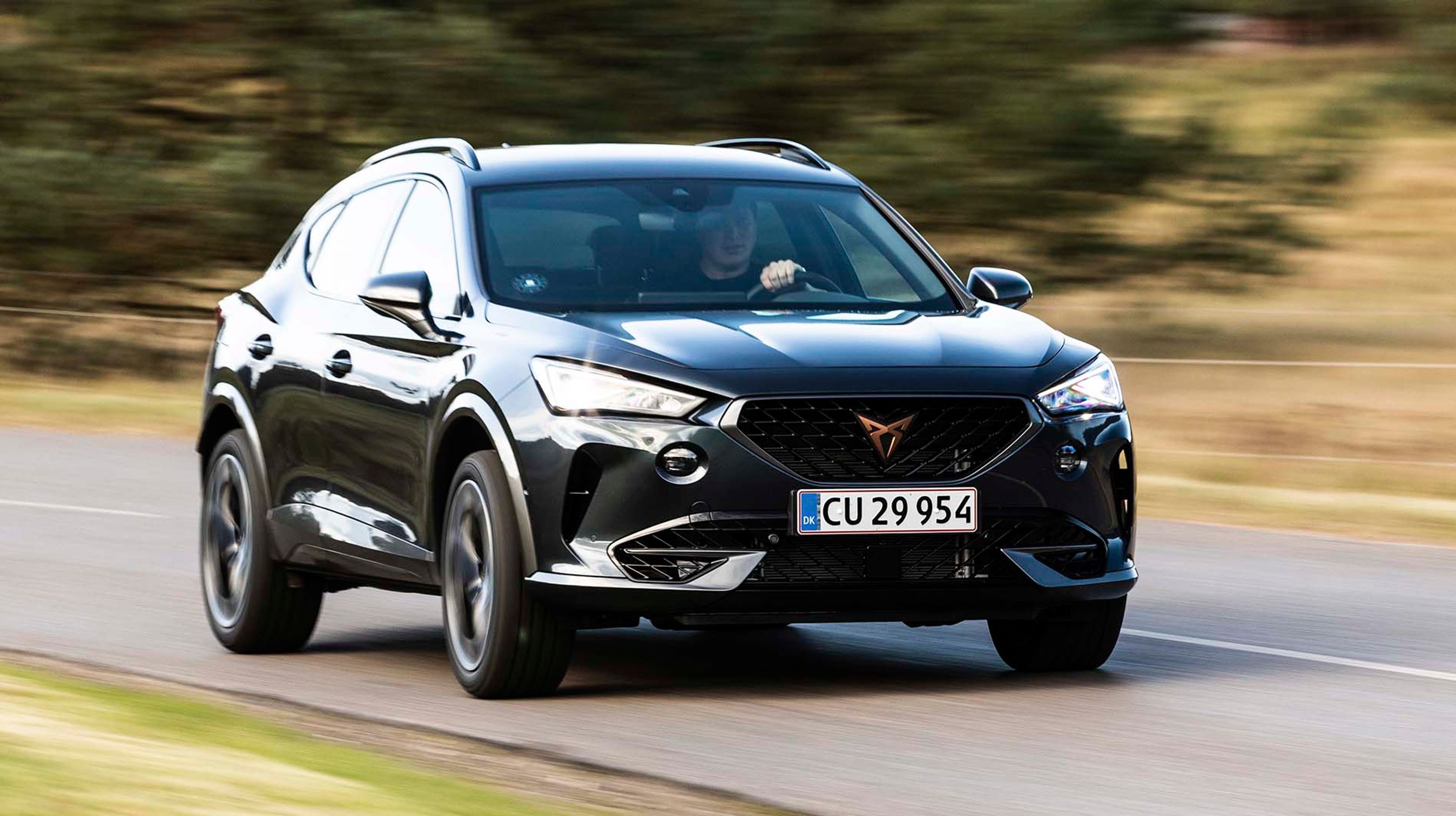 Cupra Formentor er en pæn stor SUV med traditionel teknik, hvilket vil sige en kraftig benzinmotor, automatgear og firehjulstræk.