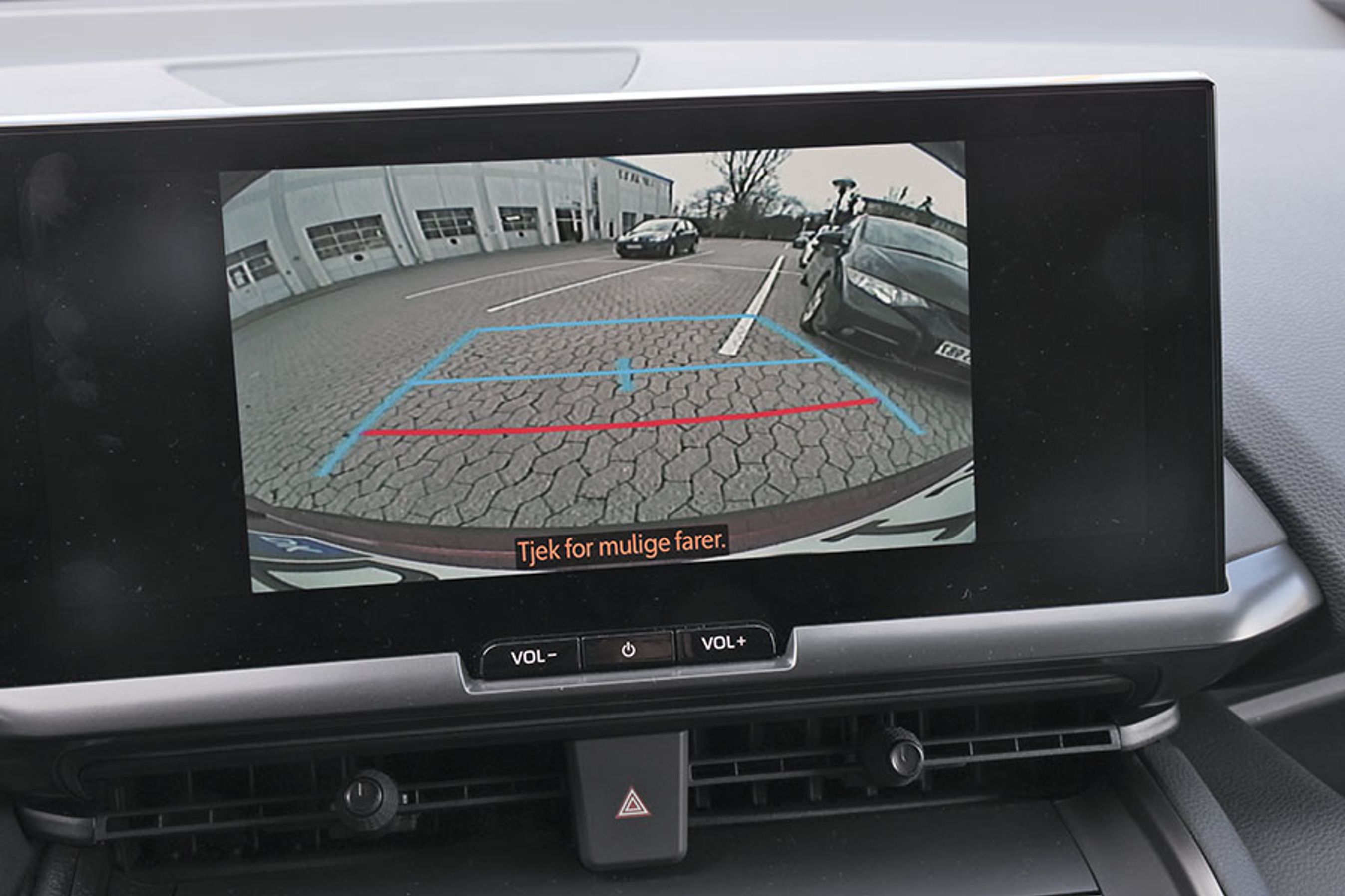 Det indbyggede bakkamera har hjælpelinjer og giver en udmærket præsentation af omgivelserne bag bilen.
