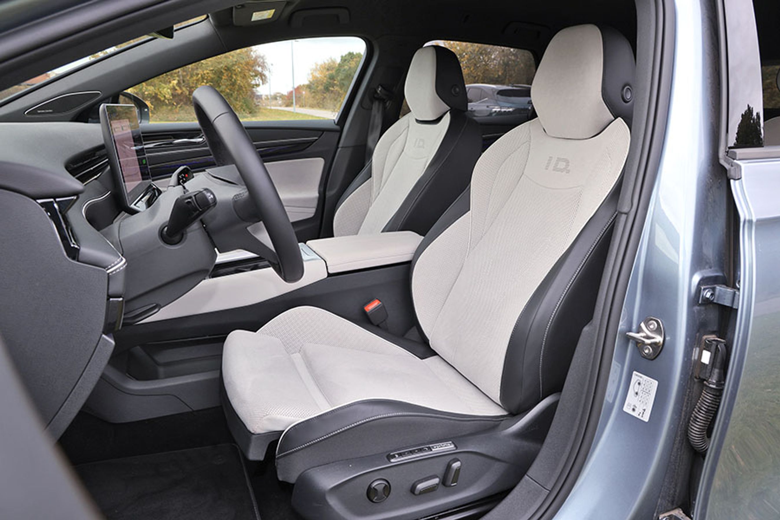 Forsæderne kan tilkøbes i flere udgaver og med flere funktioner. Her er det ergoActive-komfortsæder med indbygget massage, der er en del af en Interiørpakke til 35.000 kr.