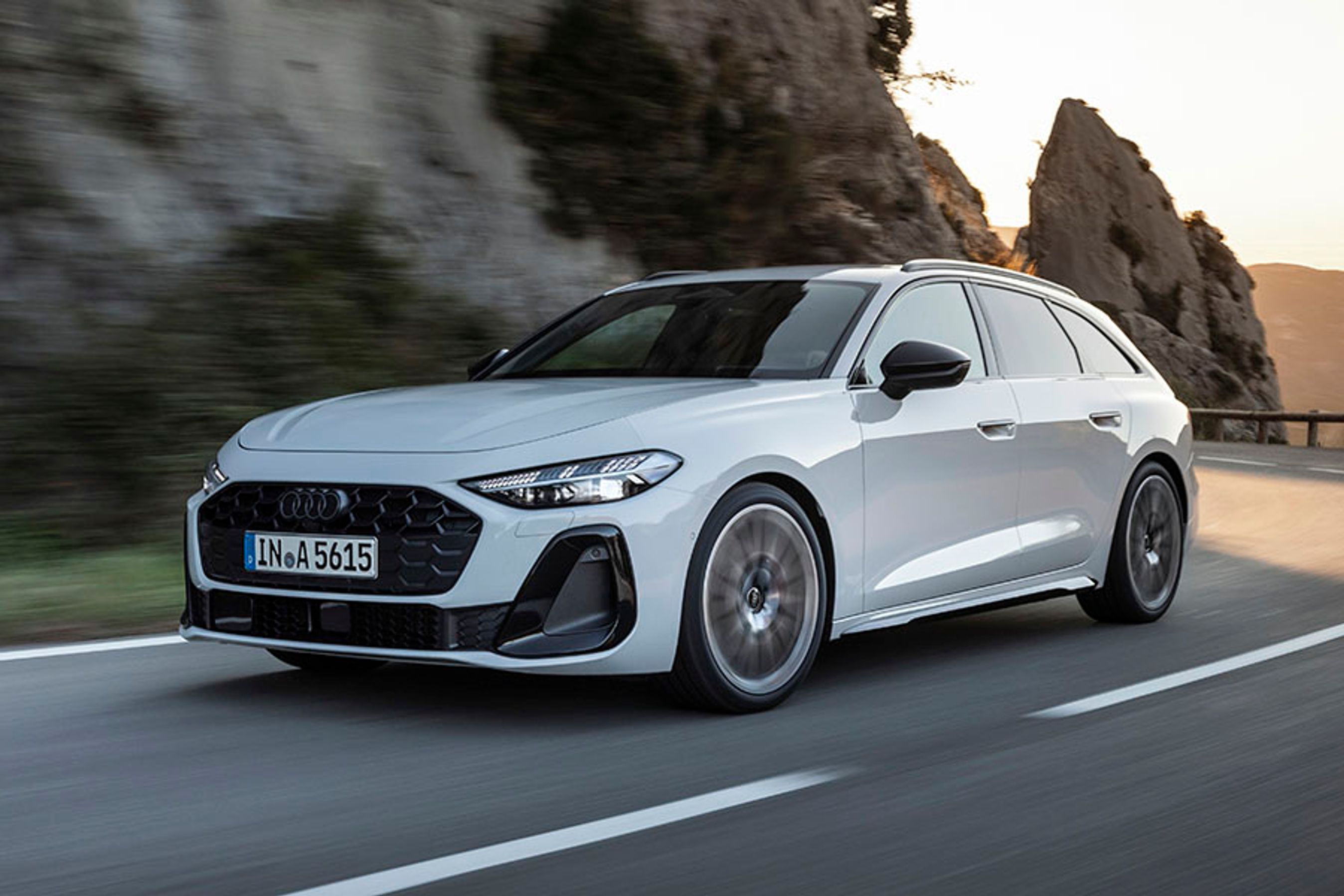 Den nye Audi A5 erstatter den udgåede A4 og fås både som stationcar (foto) og som det, Audi kalder en limousine, men som ret beset er en femdørs hatchback.