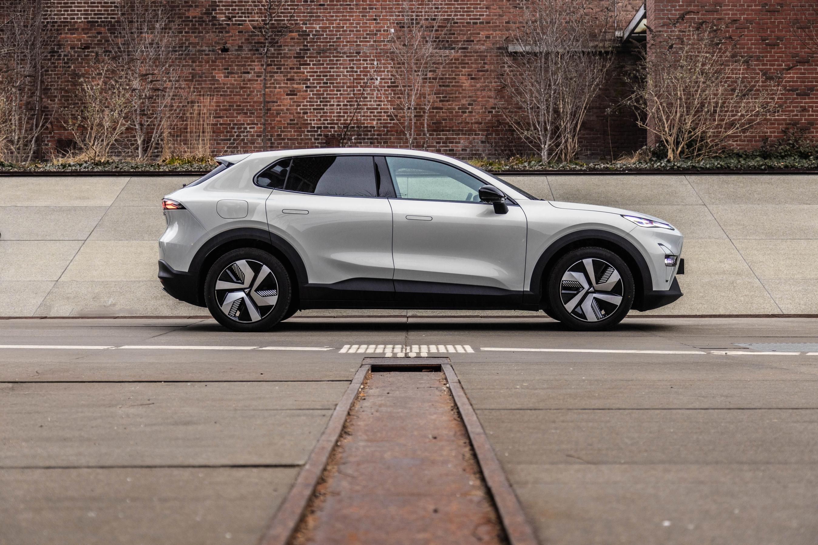 Changan Deepal S05 i sølvfarve set fra siden.