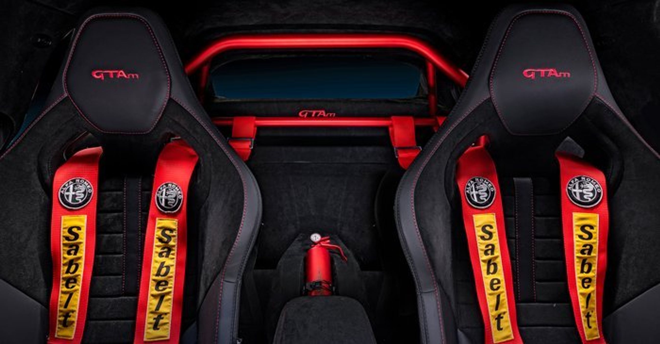 Kabinen i den særlige GTAm-udgave har fået hele armen med ekstra lette materialer og racerbil-seler.