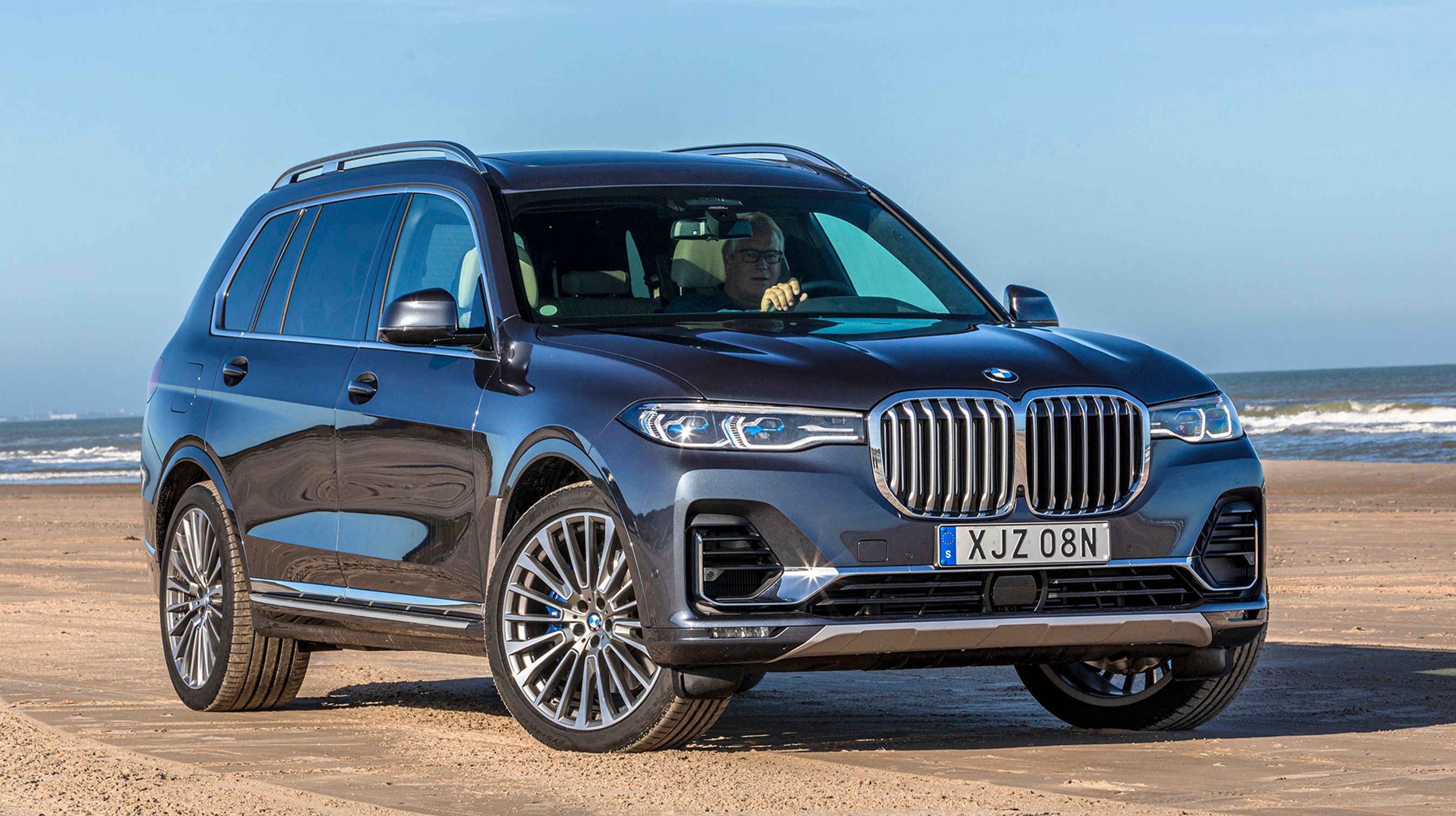 Den enorme BMW X7 er udformet som en almindelig SUV. Også de udvendige mål modsvarer en almindelig bil – blot i størrelsesforholdet 1,25:1.