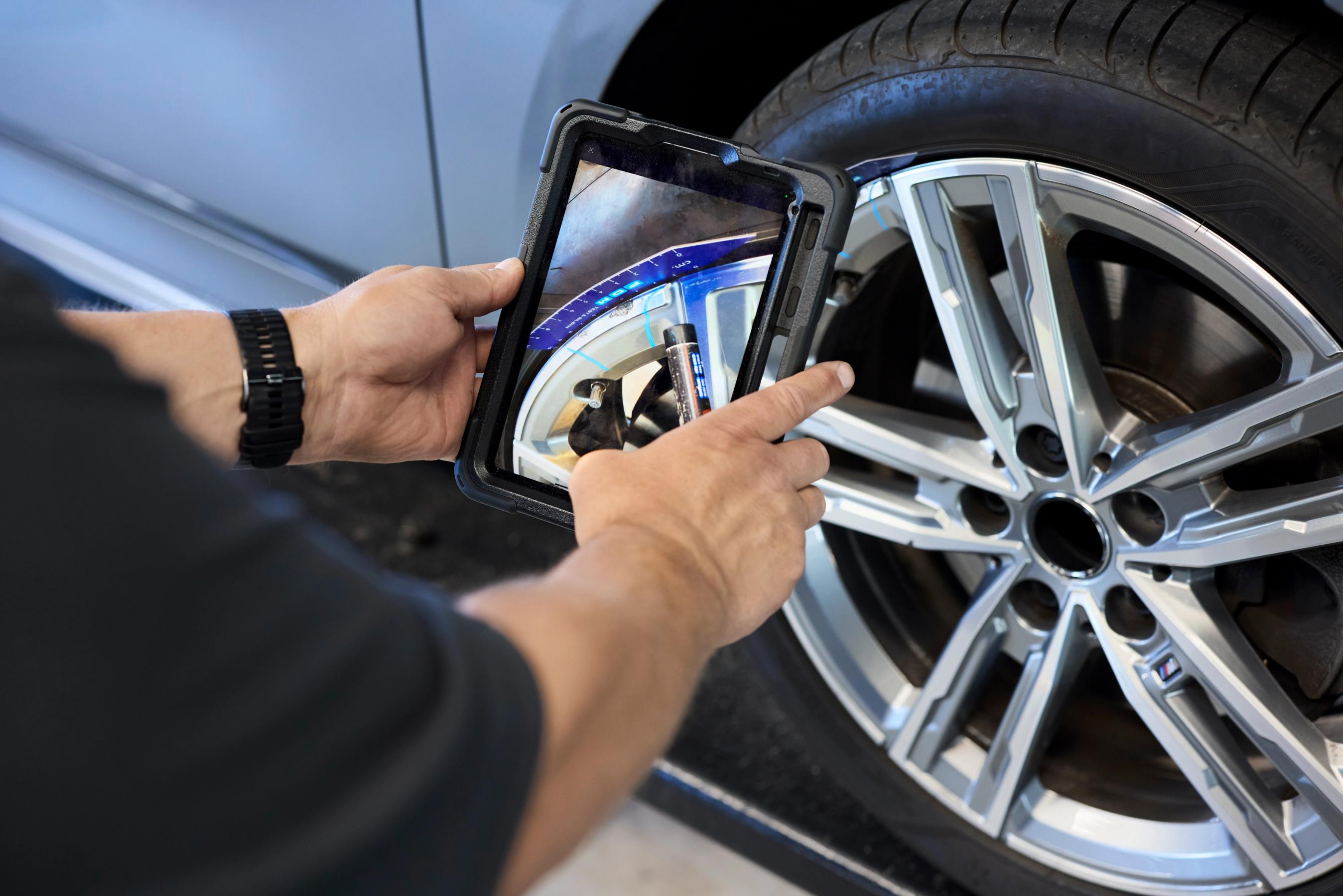 Bil undersøges af FDM medarbejder