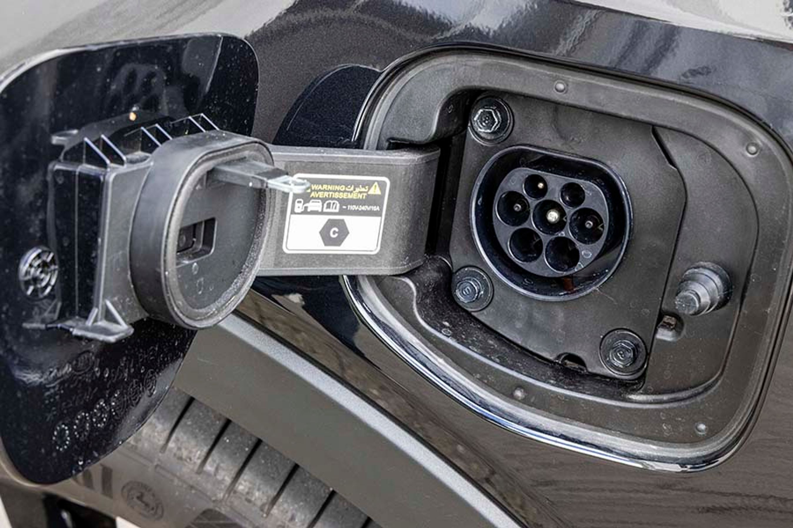 Ladestikket er placeret ved højre forhjul, og bilen lader kun på én strøm-fase. Det betyder, at den maksimale ladeeffekt er på 3,6 kW, og at en opladning fra tom til fuld dermed tager tre timer. Bemærk, at dækslet indeholder proppen, så man slipper for at skulle fjerne den før hver ladning.