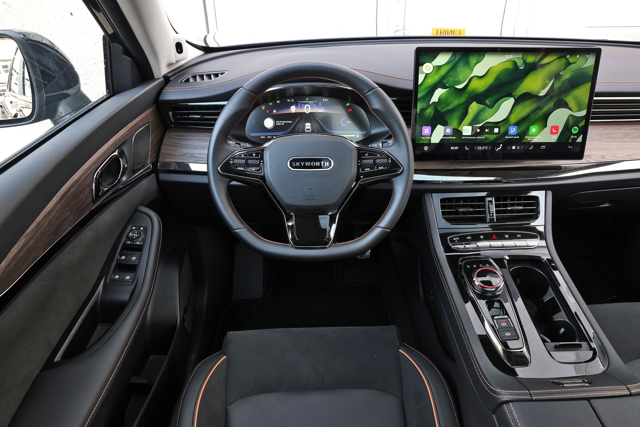 Førerpladsen i en Skyworth K