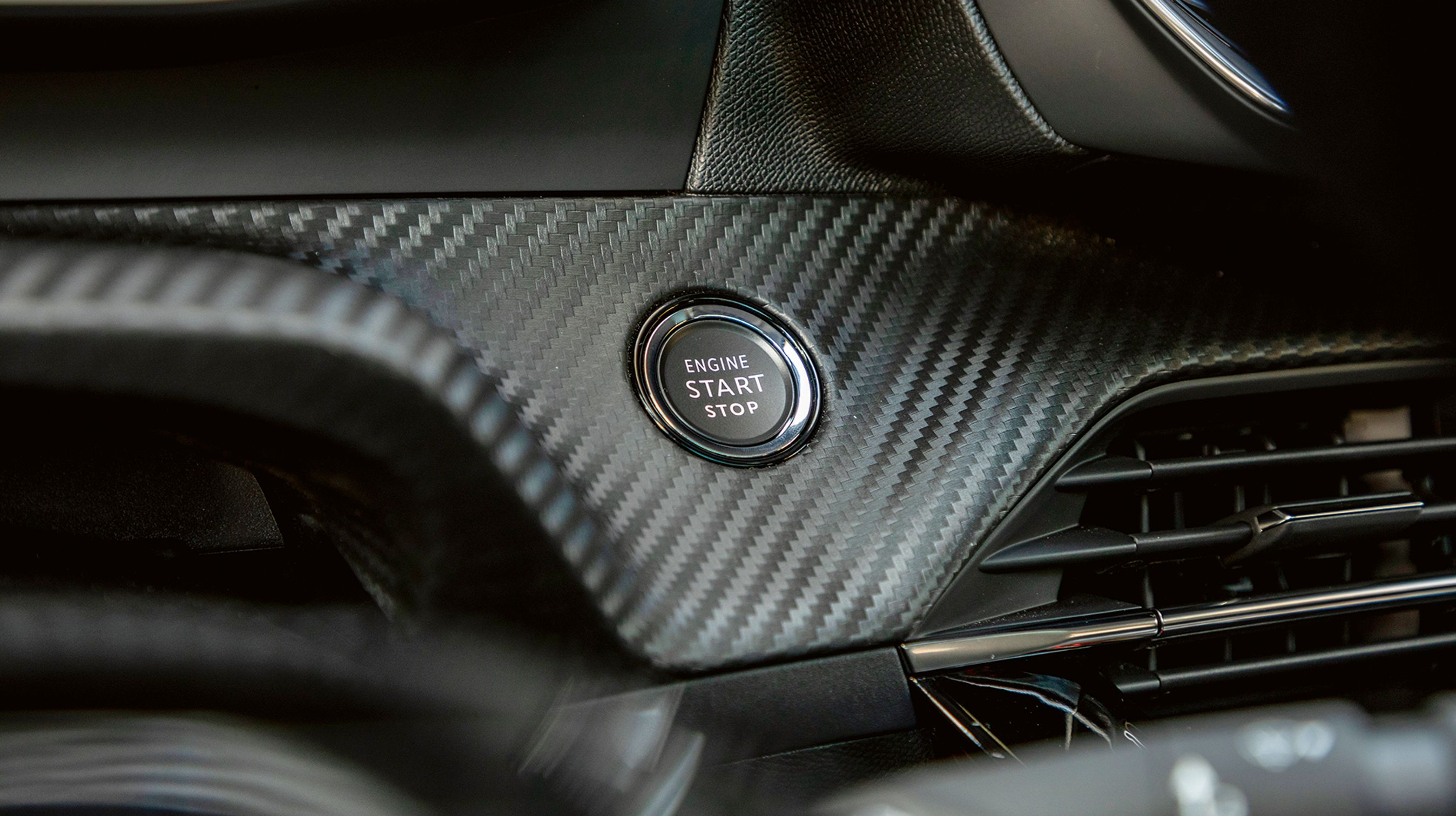 Der er nøglefri start af motoren, men nøglen skal bruges for at låse bilen op og i.