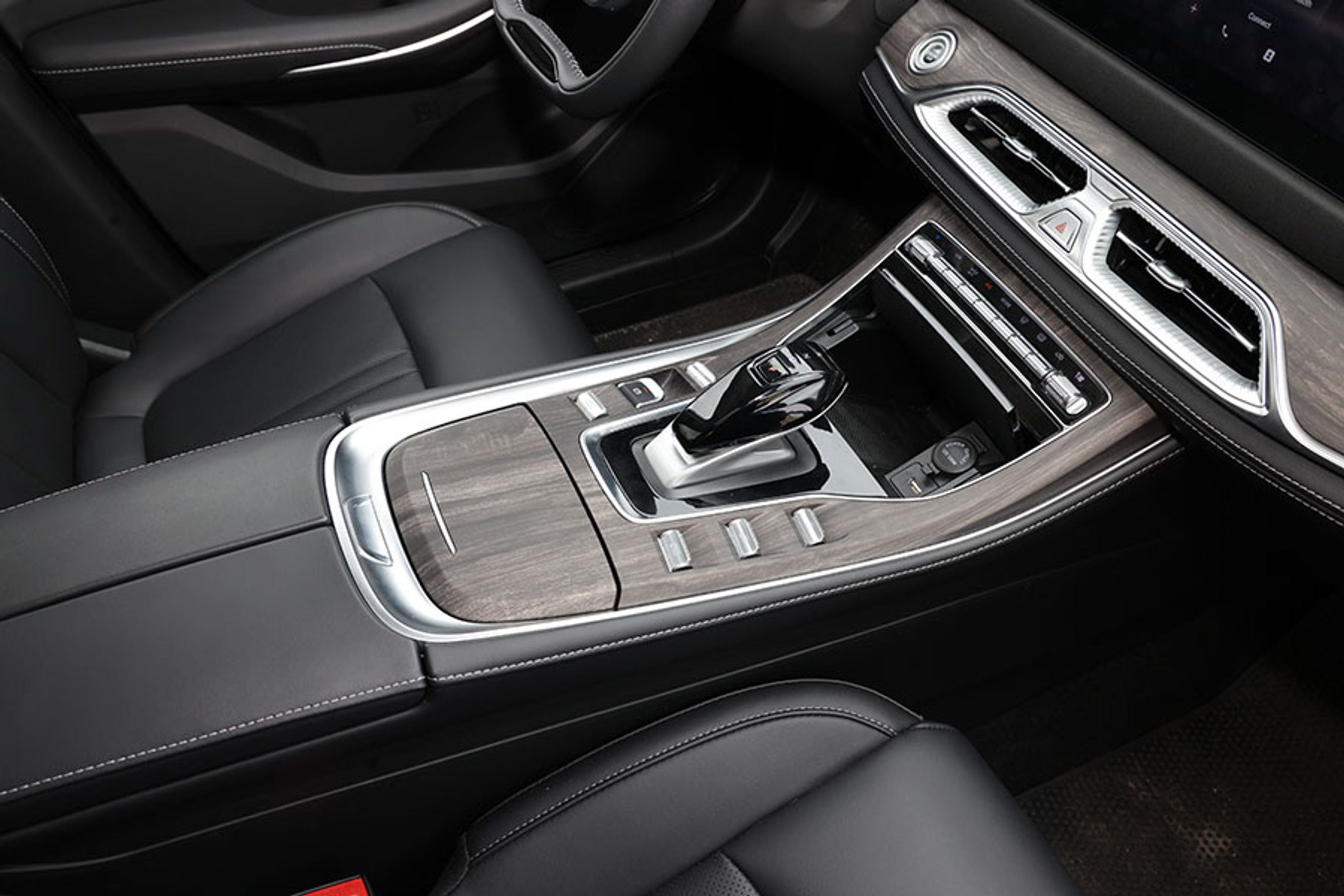 Gearvælgeren er elektronisk styret og går selv i P, når førerdøren åbnes. Bilen opleves som en elbil op til 65 km/t, hvor benzinmotoren sætter ind og hjælper med arbejdet. Men det foregår næsten umærkeligt.