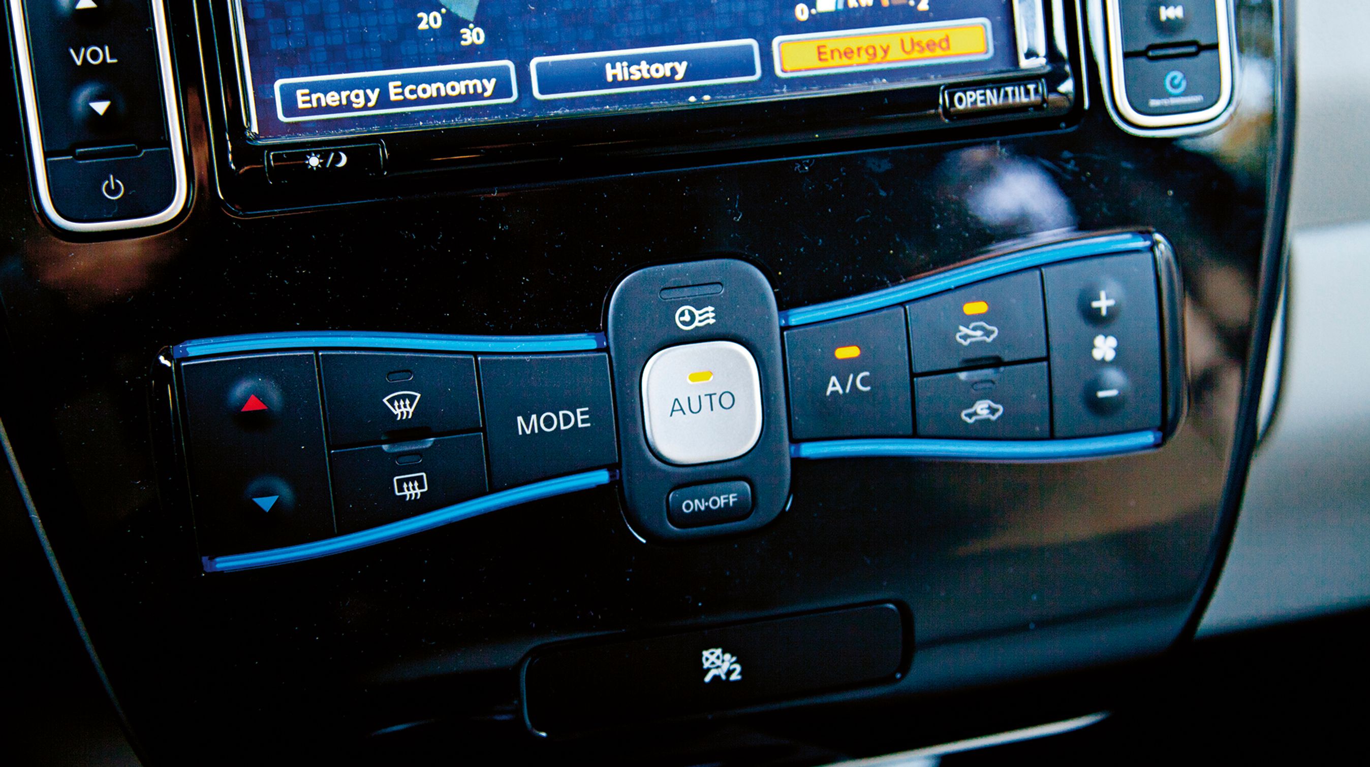 Klimaanlæg er standard, men benytter man det under kørslen, mister man 31 km rækkevidde – mindst 20 procent. Opvarmning af kabinen koster endnu flere kilometer.