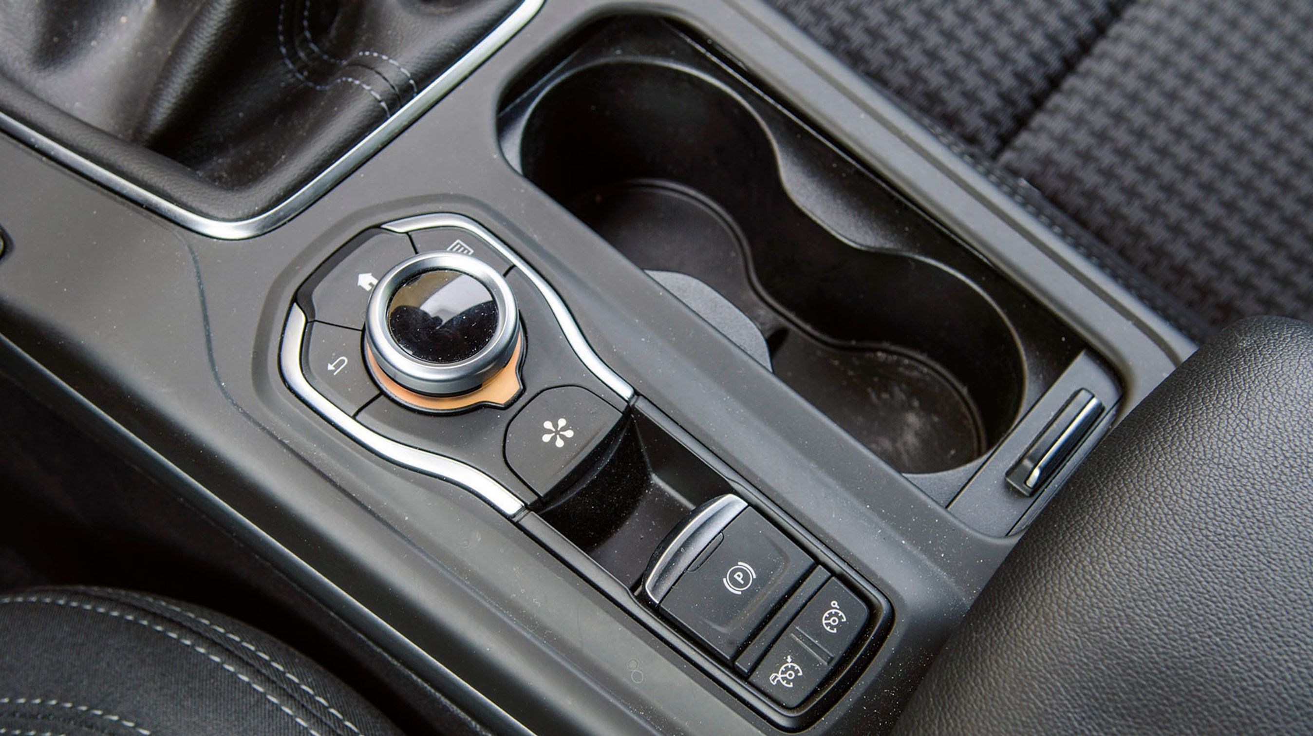 Knappen gør det nemt at benytte skærmens mange muligheder. Vil du beholde begge hænder på rattet, kan du tale til systemet, der fint forstår dansk.