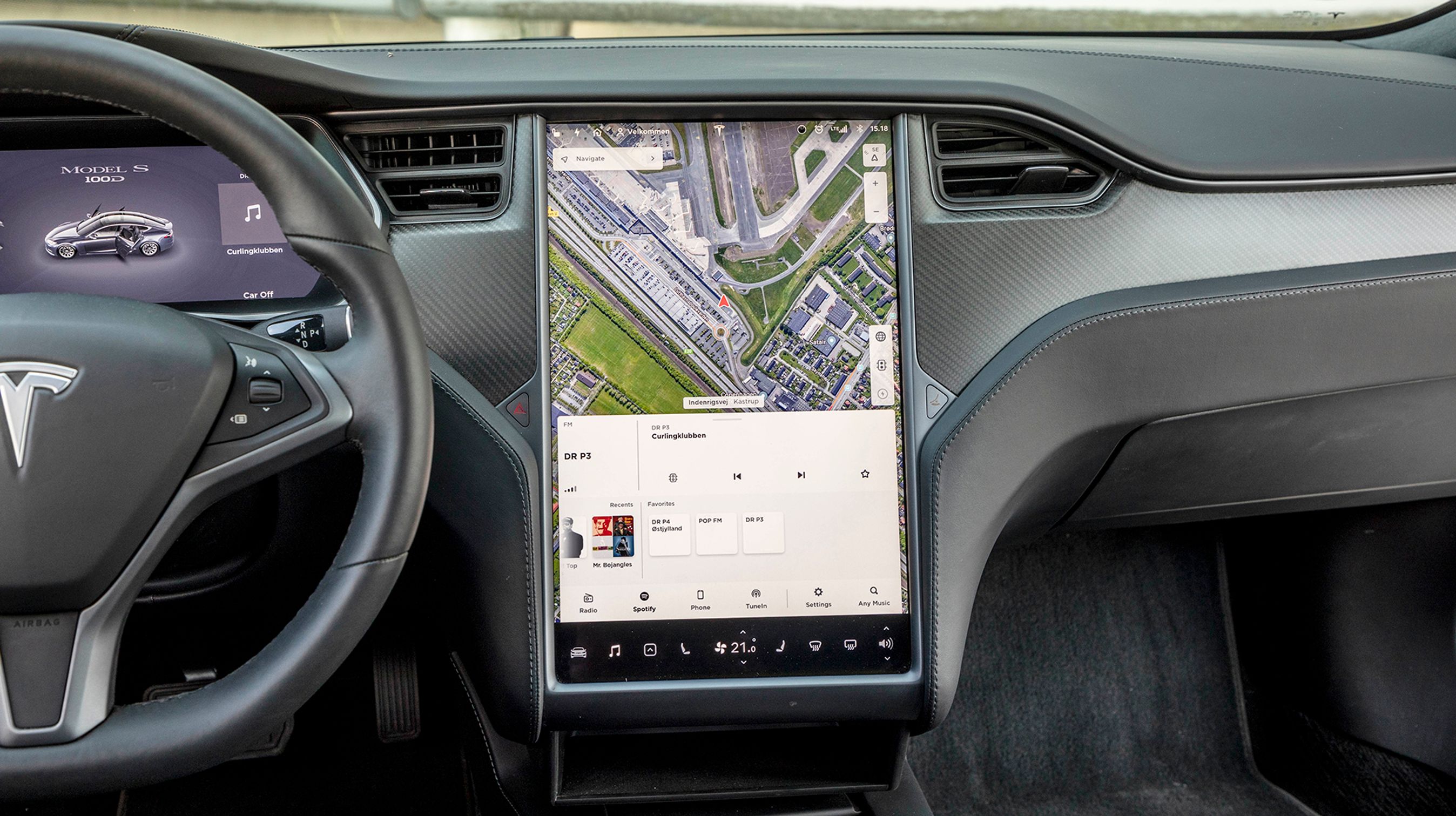 Skærmen i midten er vildt imponerende og kan både vise navigationskort og andre oplysninger samtidigt. Den er ret hurtig til at opdatere og er naturligvis fingerspids-betjent.