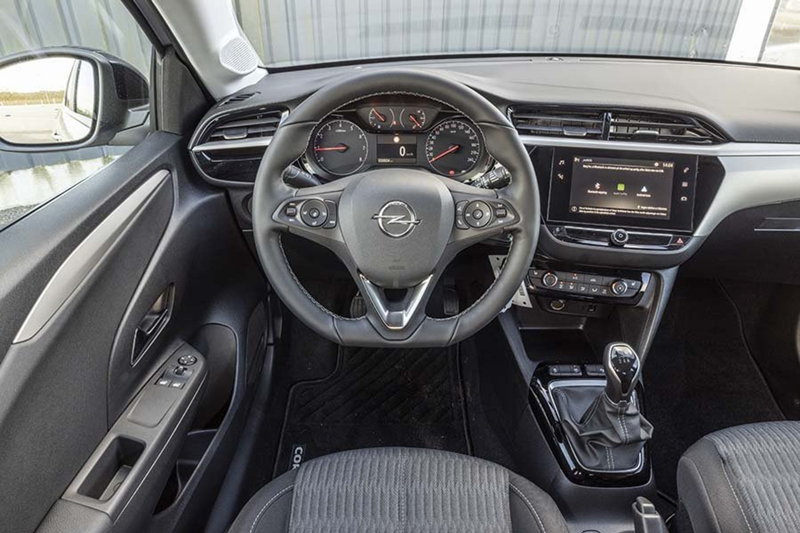 Selvom Corsa deler en del teknik med Peugeot 208, er instrumentbordet klassisk udformet med et stort rat.