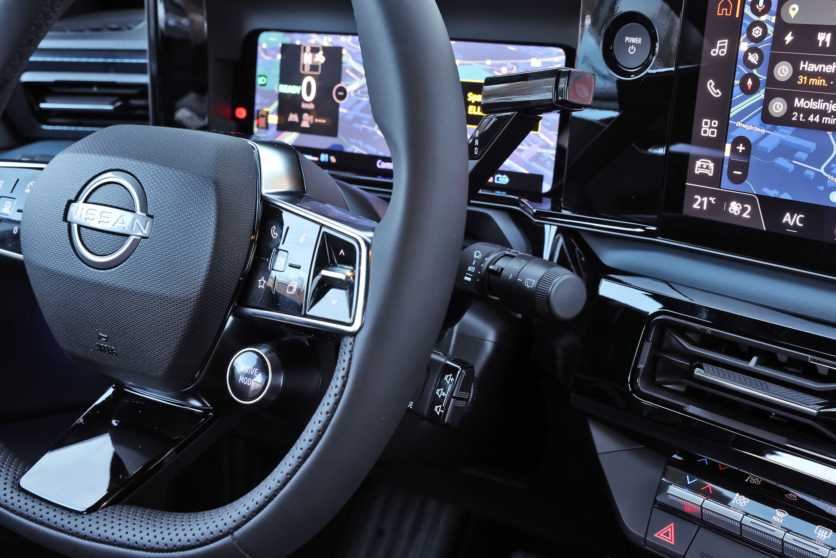 Bag rattet i en Nissan Micra giver tre betjeningsstilke forvirring