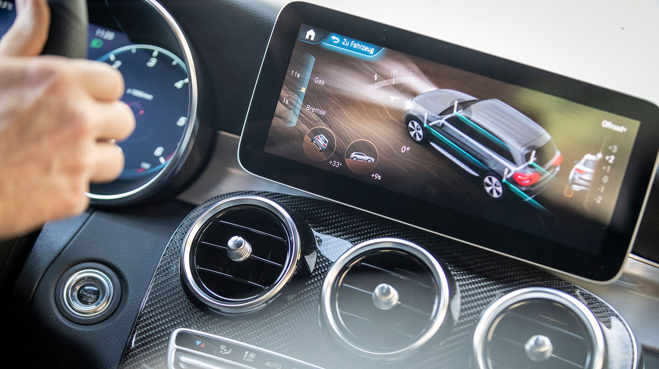 Vælger man udgaven med firehjulstræk, kan man på skærmen i midten se, hvordan bilen kører i terrænet. Her viser den lille cirkel til venstre, at bilen kører på langs af en skrænt med 33 graders hældning. Bilen kan klare op til 35 grader, men så skråt er der næppe nogen, der tør køre.