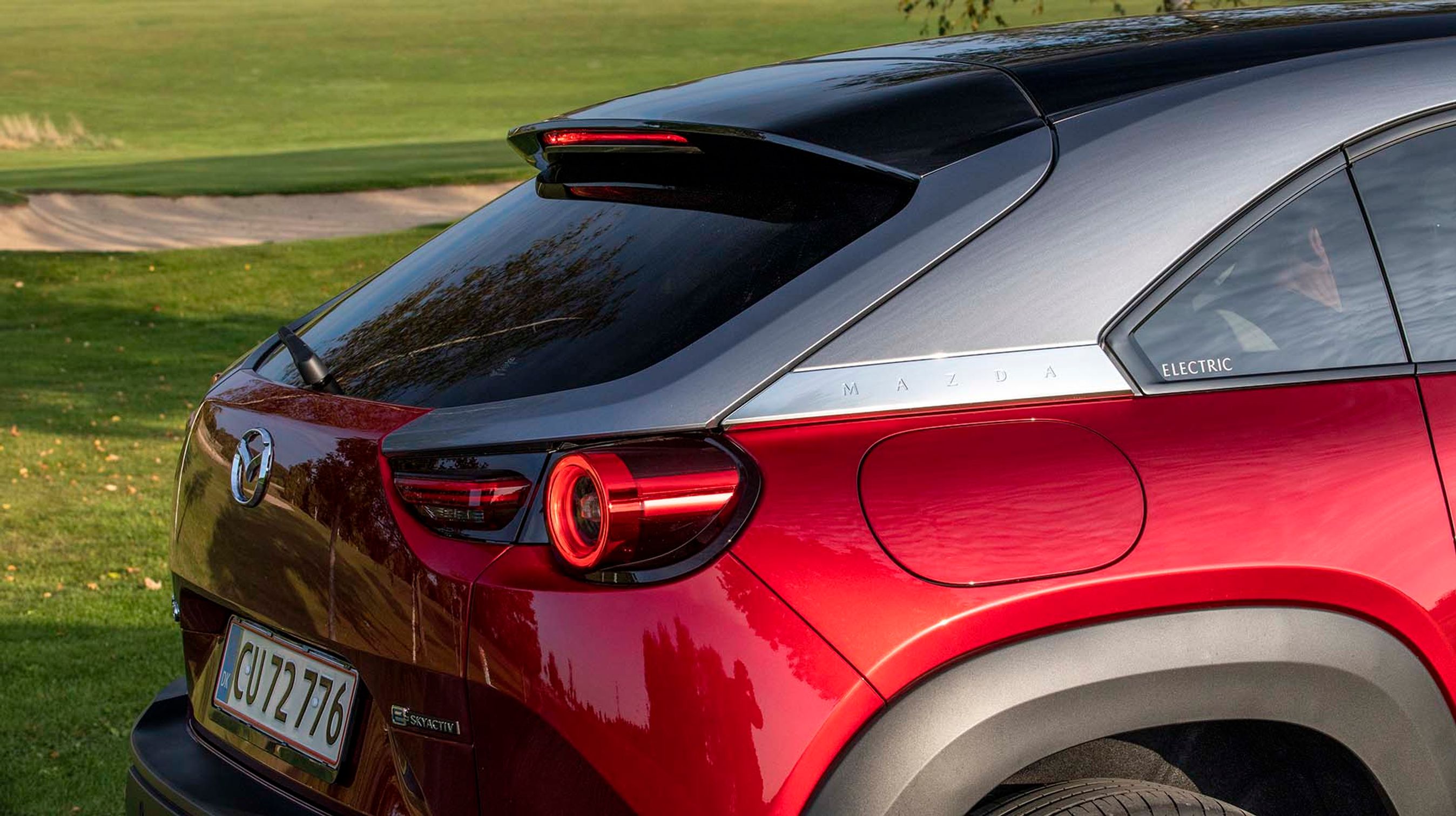 Ladehastigheden er ikke imponerende. Hjemme kan man typisk kun lade med 3,7 kW fra én fase, og så tager det ca. 10 timer at få strøm på bilen. På farten kan man lade med op til 50 kW, og så tager det ca. 40 minutter at få ladet batteriet op til 80 procent.