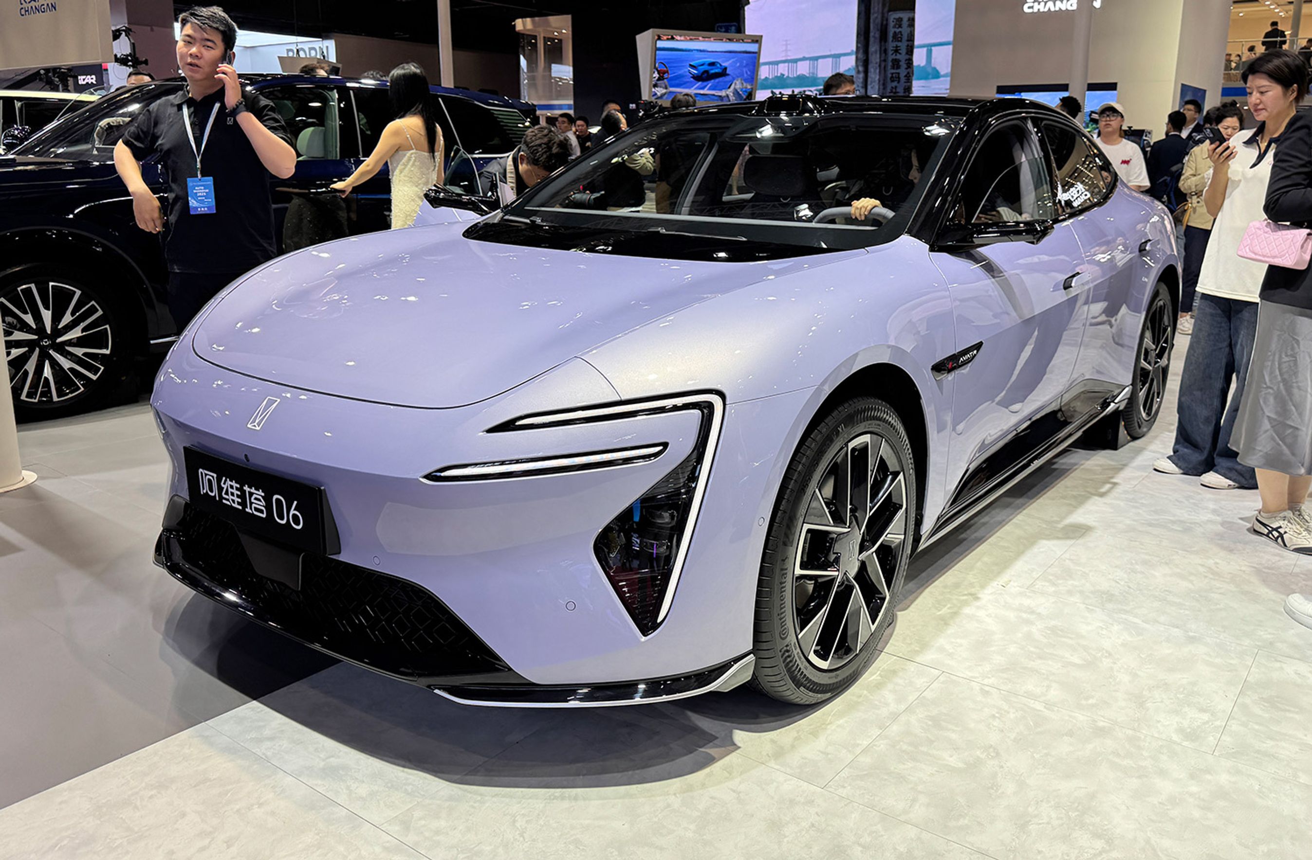 Endnu en luksusbil. Changan, der er på vej til Danmark, viser denne nye Avatr 06, som er den hidtil mindste model hos det luksuriøse Avatr-mærke. 06 er en stor sedan på 4,89 meters længde og med en akselafstand på 2,94 m.