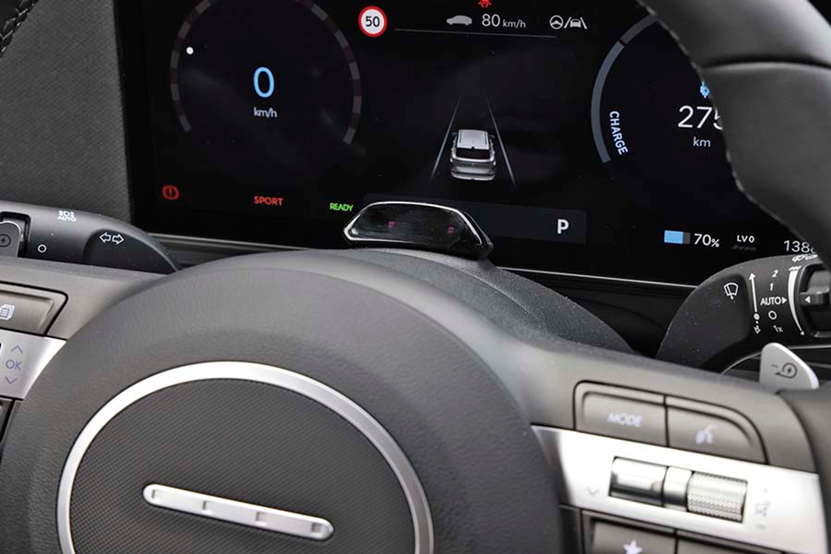 Der er mange sikkerhedssystemer i bilen, og et af dem er dette øje over rattet, der holder øje med dine øjne. Så hvis du bliver træt eller for uopmærksom, kommer der en advarsel.