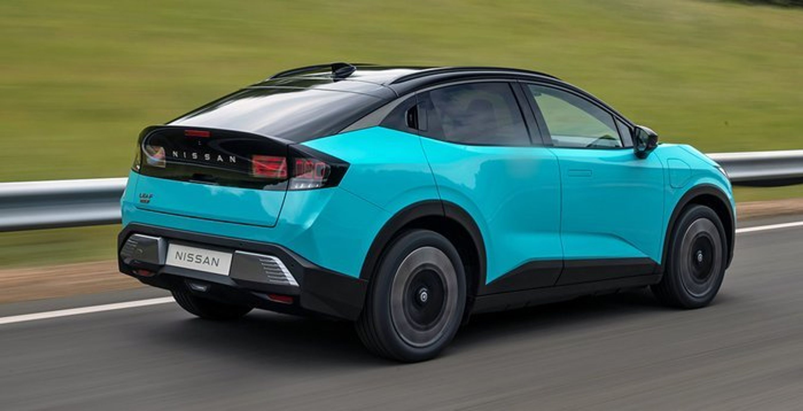 Nissan Leaf bagfra kørende.