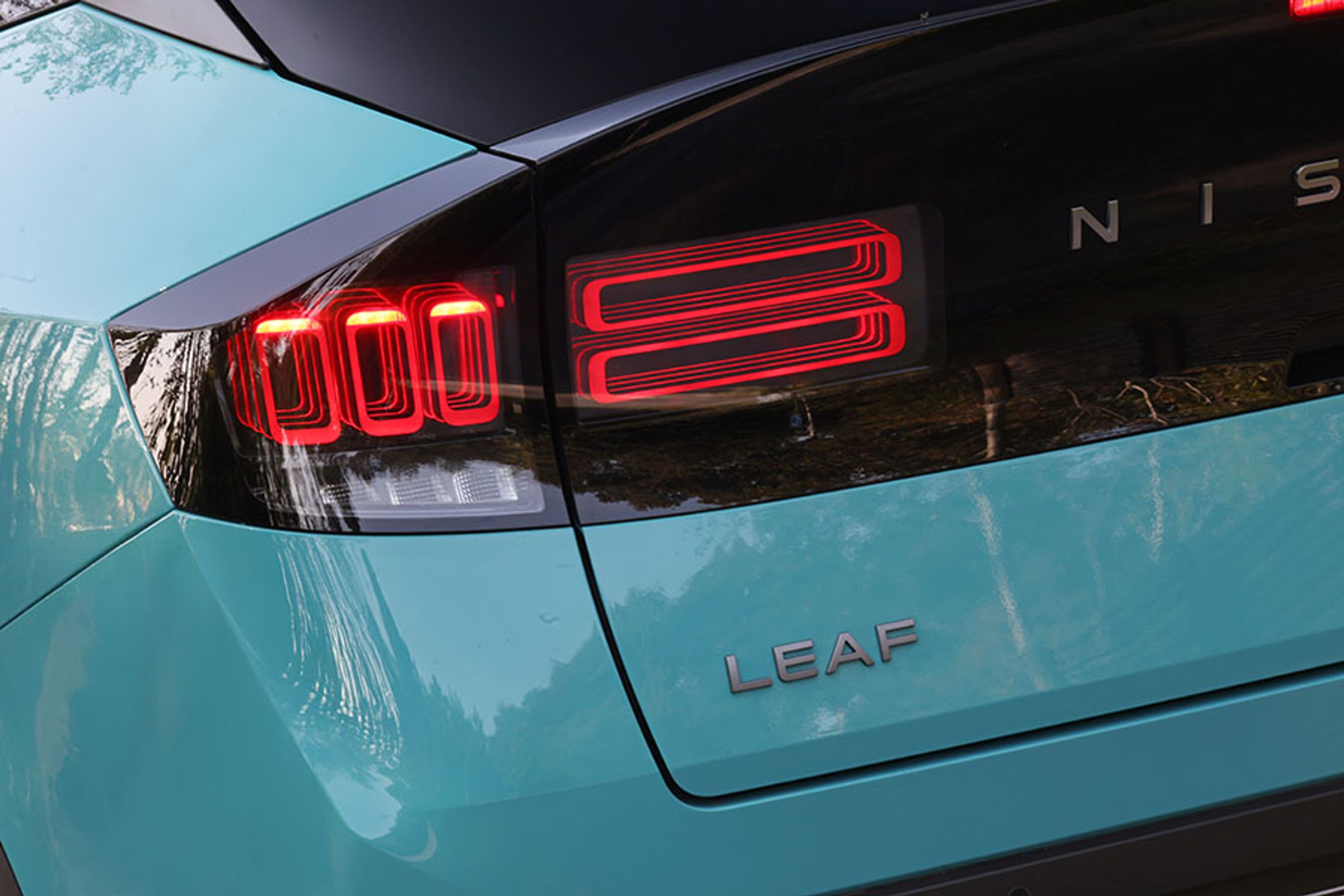 Baglygterne er opdelt i to felter med to vandrette streger og tre lodrette. På japansk udtaler man to: ’NI’ og tre: ’San’: Nissan. Sjovt!