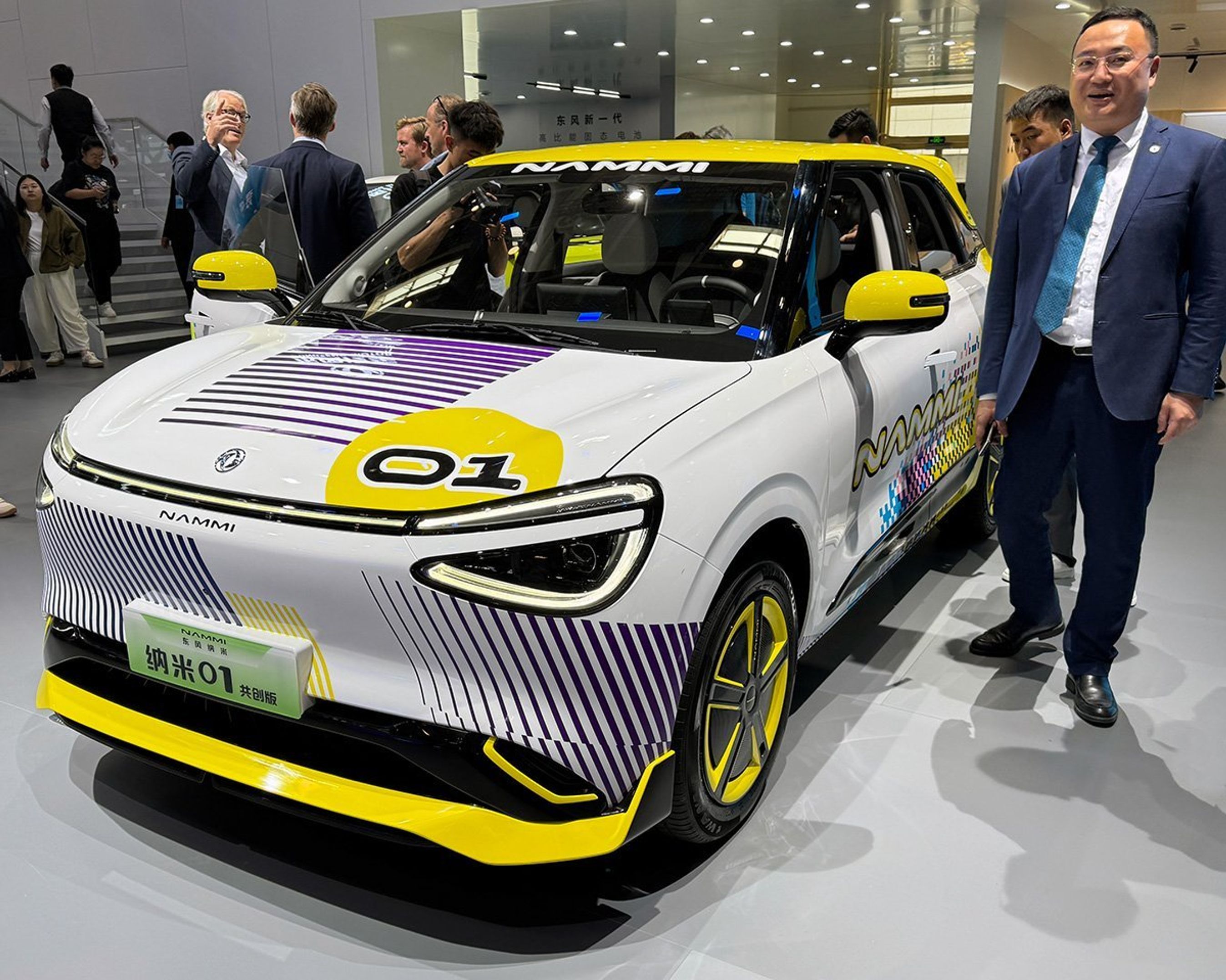 Bil forfra med spraglet lakering.