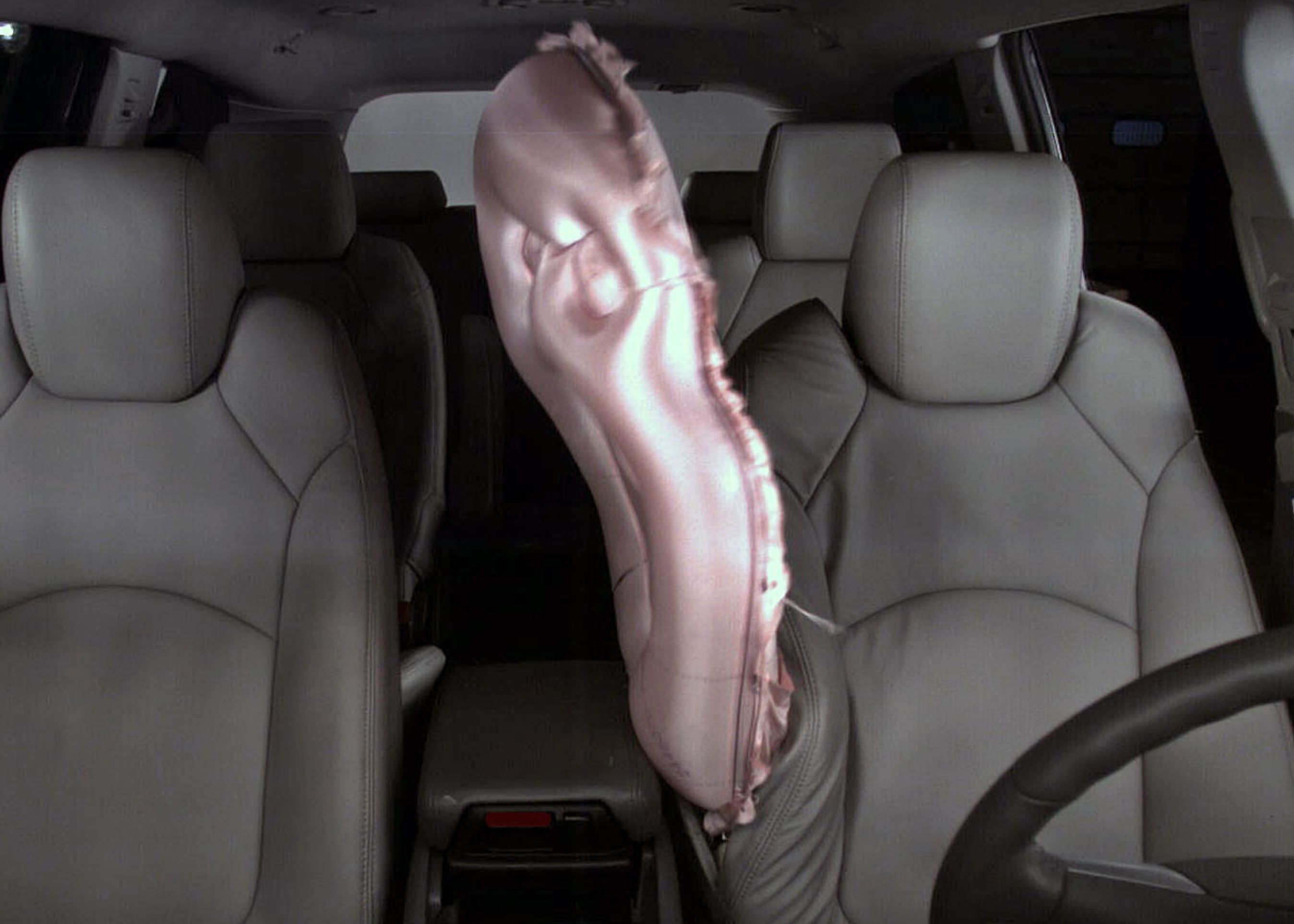 Midterairbaggen sidder på indersiden af førerens stol.