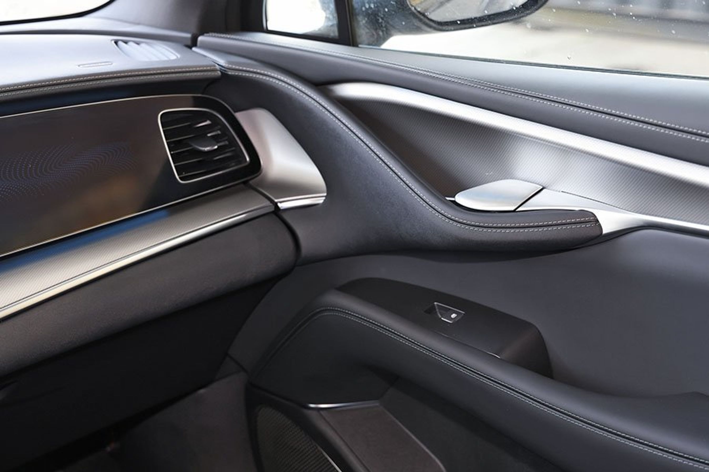 Indvendigt dørhåndtag i en BYD Sealion 7