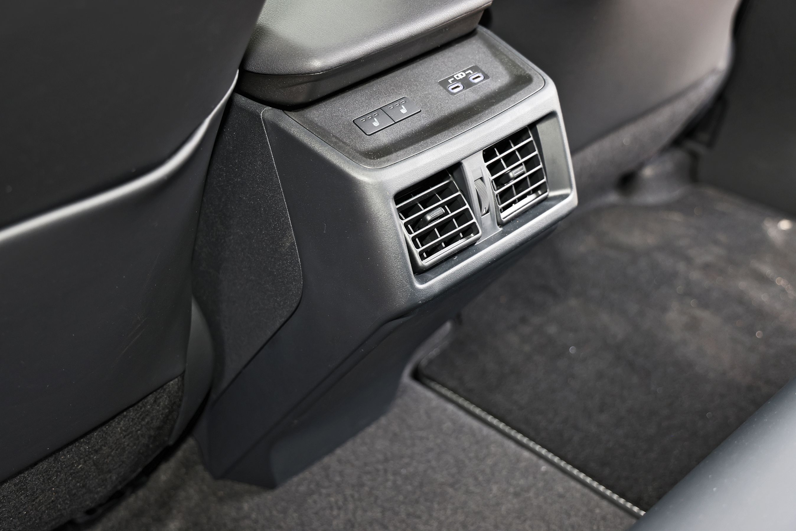 Friskluftdyser til bagsædet i en Toyota bZ4X