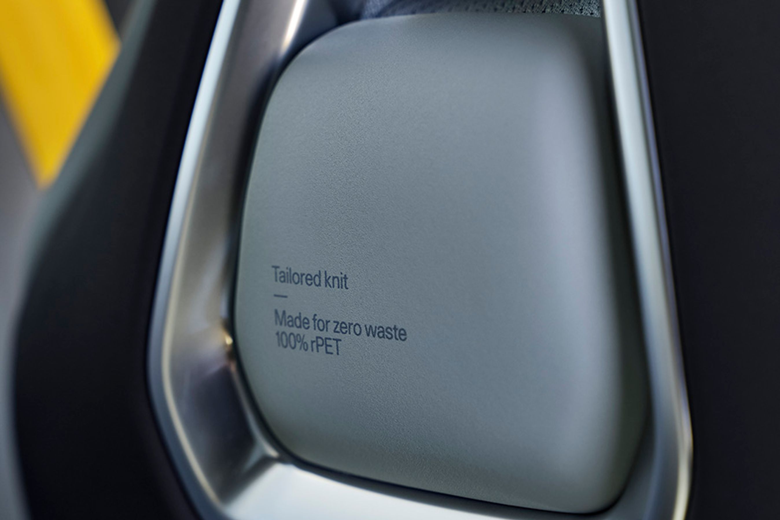 Alle mulighederne for indtræk er deklareret med hensyn til dyrevelfærd og CO2-belastning i form af en label, der er påtrykt bagsiden af hovedstøtterne. Så kan passagererne læse om det undervejs.