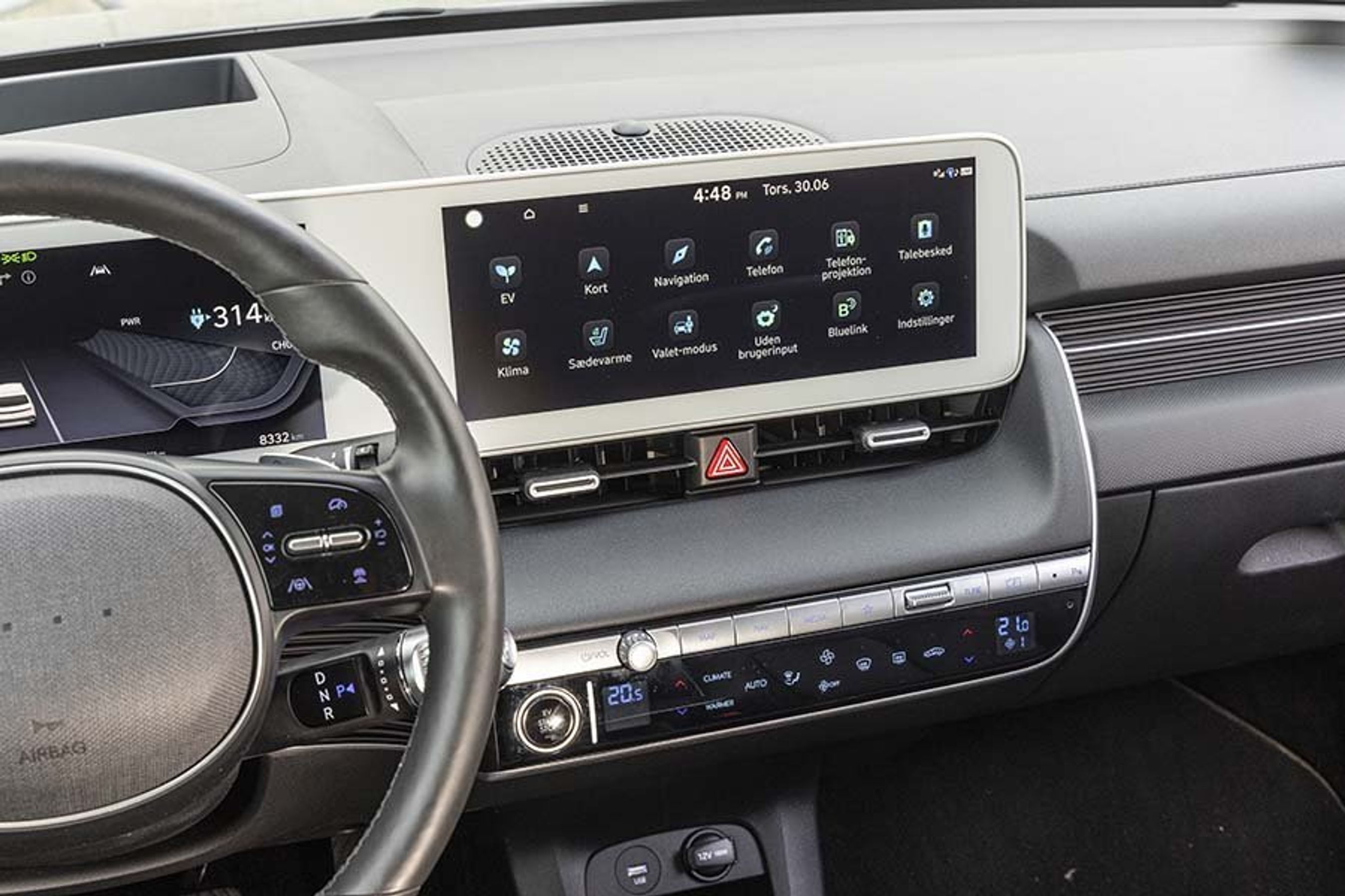 Skærmen til højre rummer foruden navigationsanlæg også en stor del af alle betjeningselementerne til bilen.