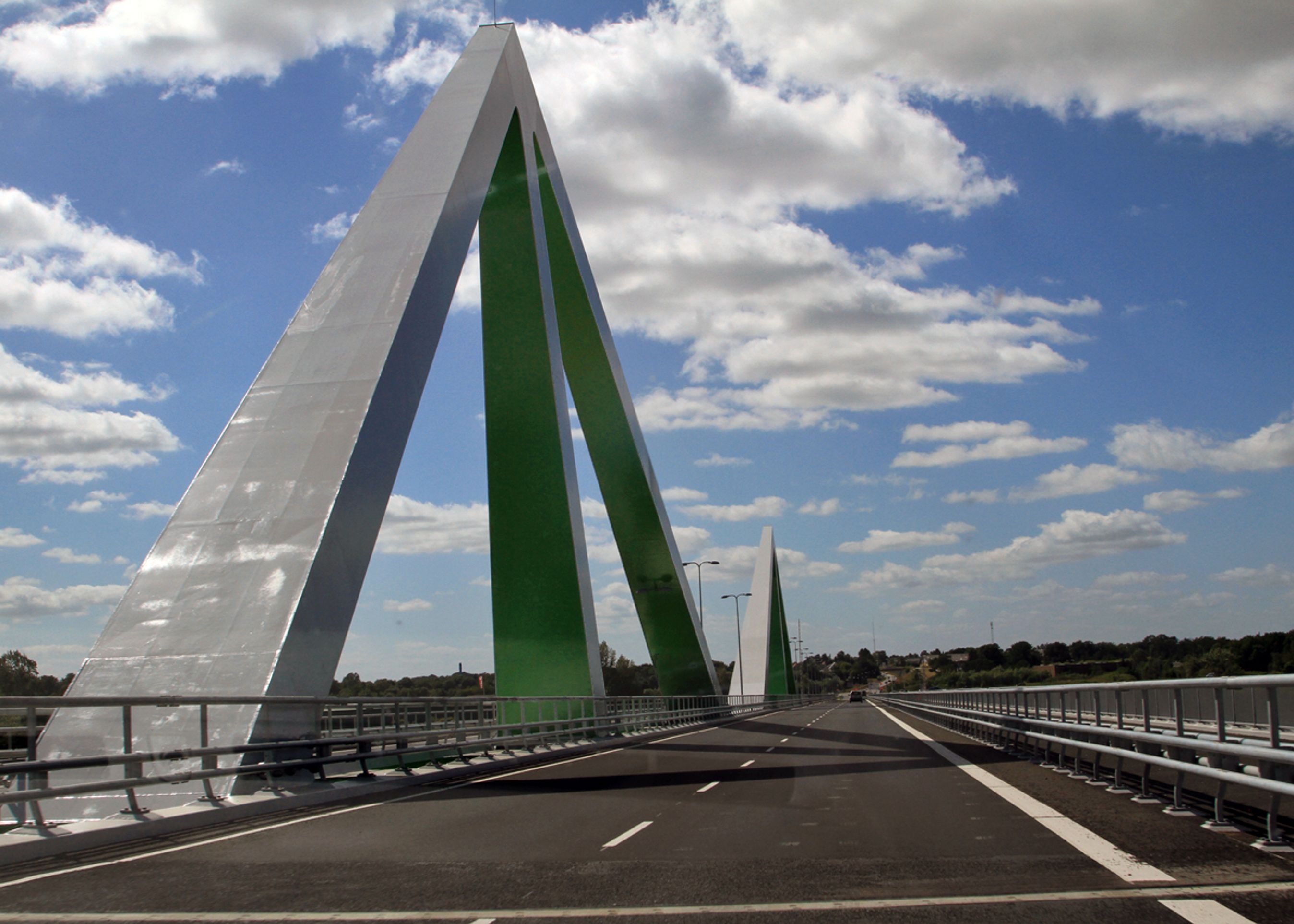 Broen har fire spor i hver retning foruden cykel- og gangsti.