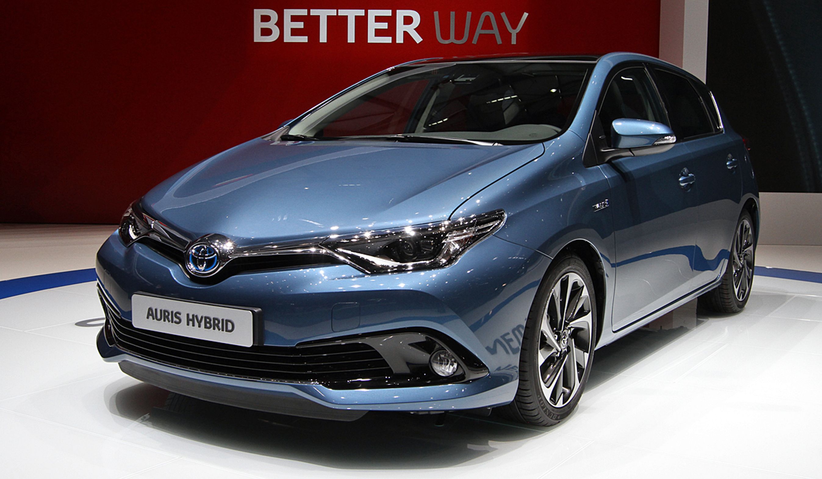 Toyota Auris får nu et mindre visuelt og meget stort teknisk facelift.