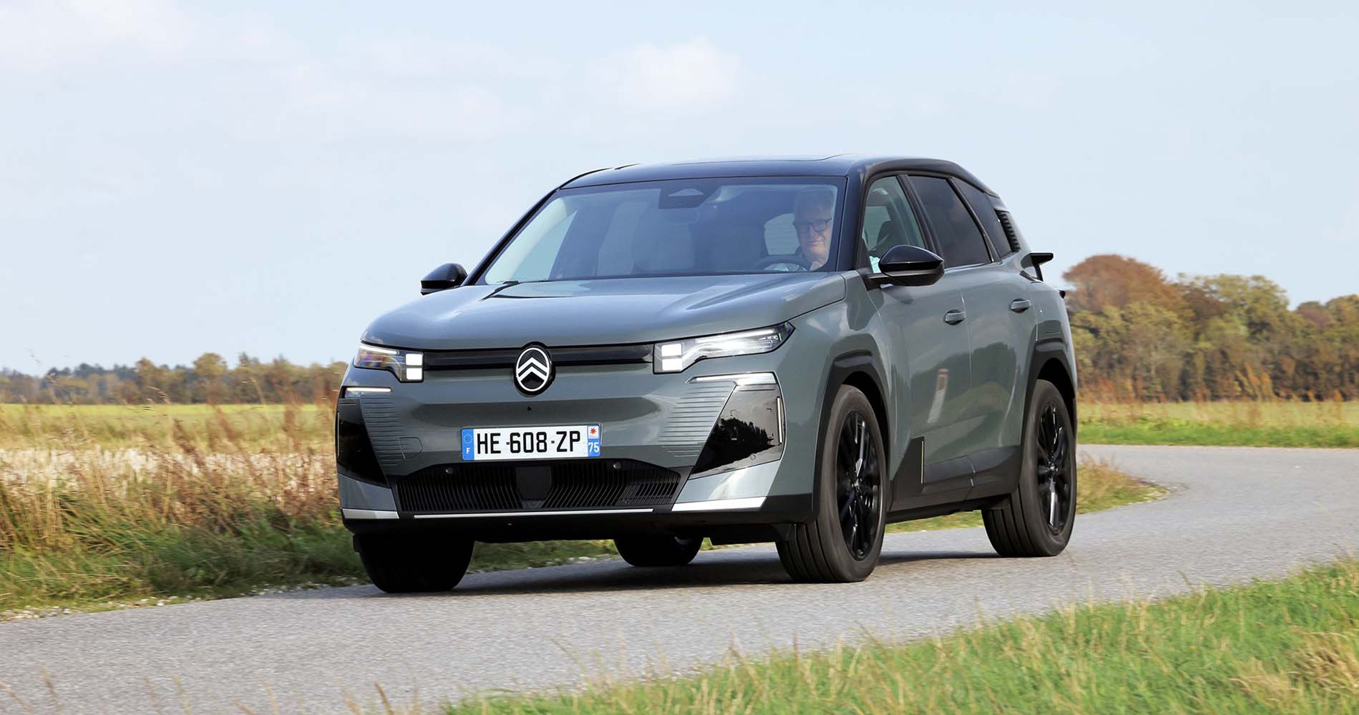 Citroën ë-C5 Aircross set forfra, mens bilen kører ud af et sving