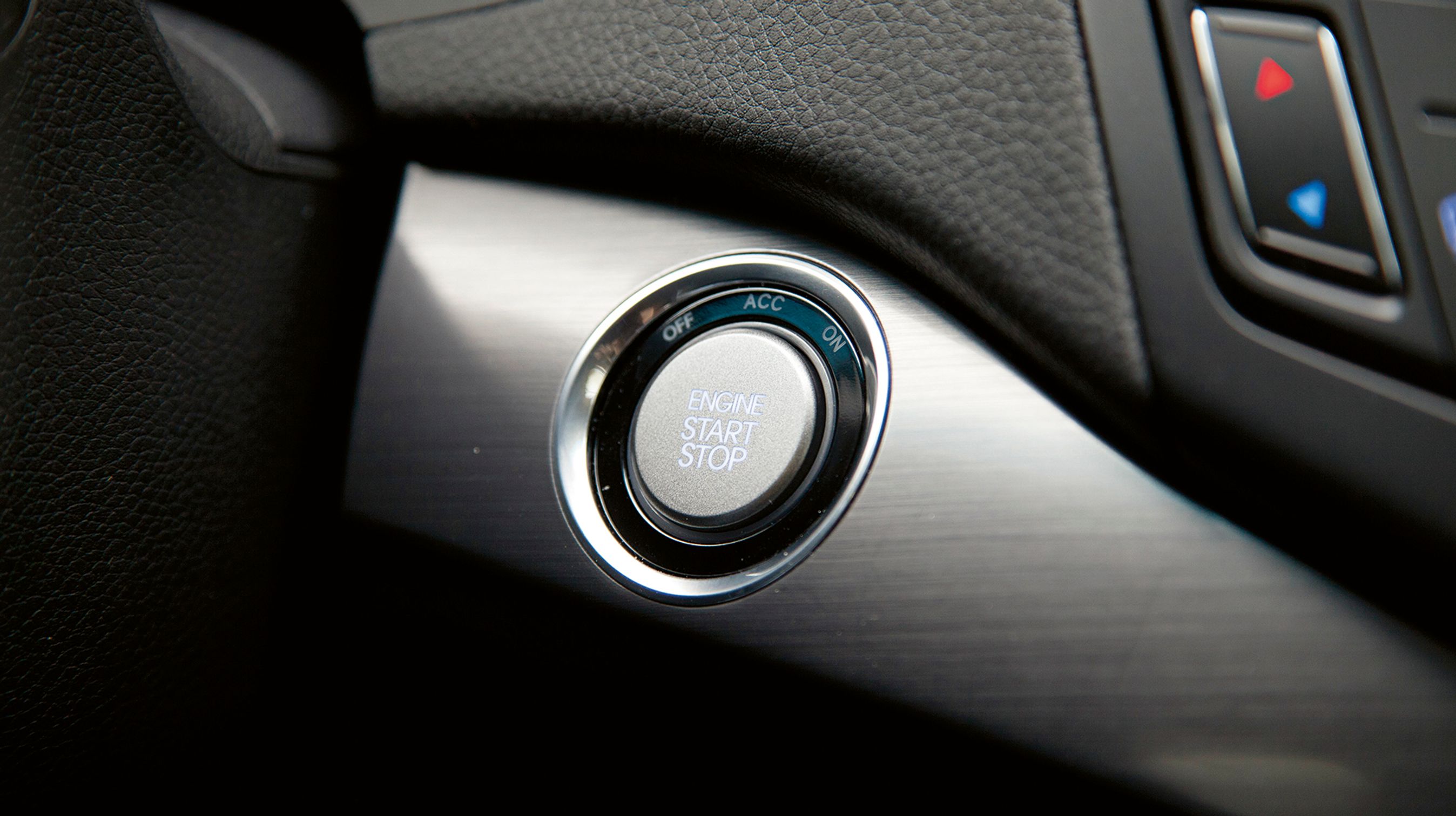 Selv om bilnøglen ligger i lommen, kan dørene åbnes, og bilen startes ved tryk på denne store knap.