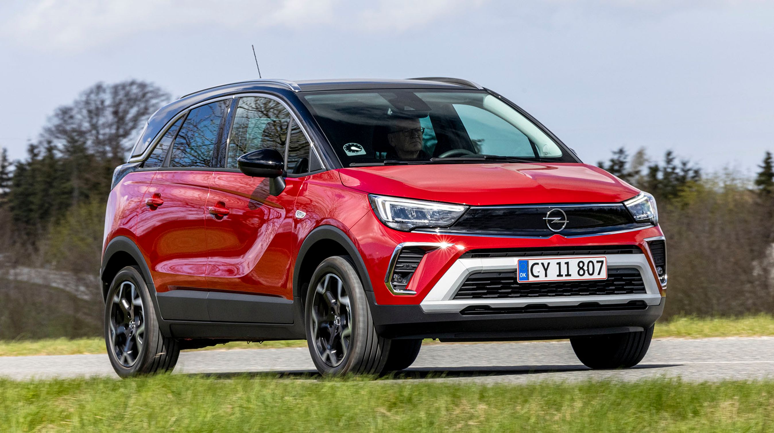 Designet er strammet op og gjort mere sportsligt i forhold til den oprindelige Crossland X. Den nye model har i forbindelse med faceliftet droppet X’et i navnet.