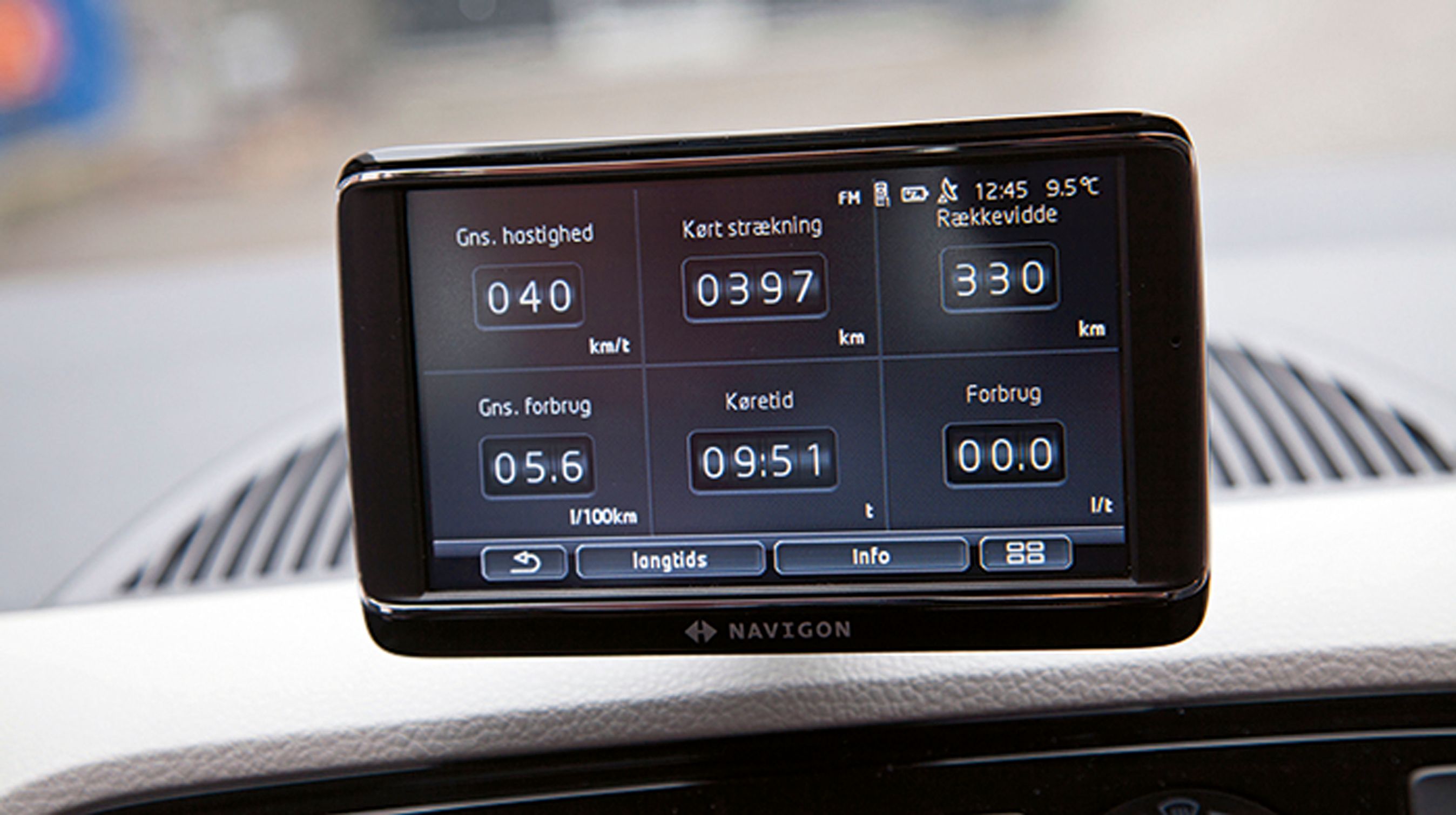 Navigationsanlægget har kontakt med bilens computer og viser data om kørslen, forbruget og kørestilen.