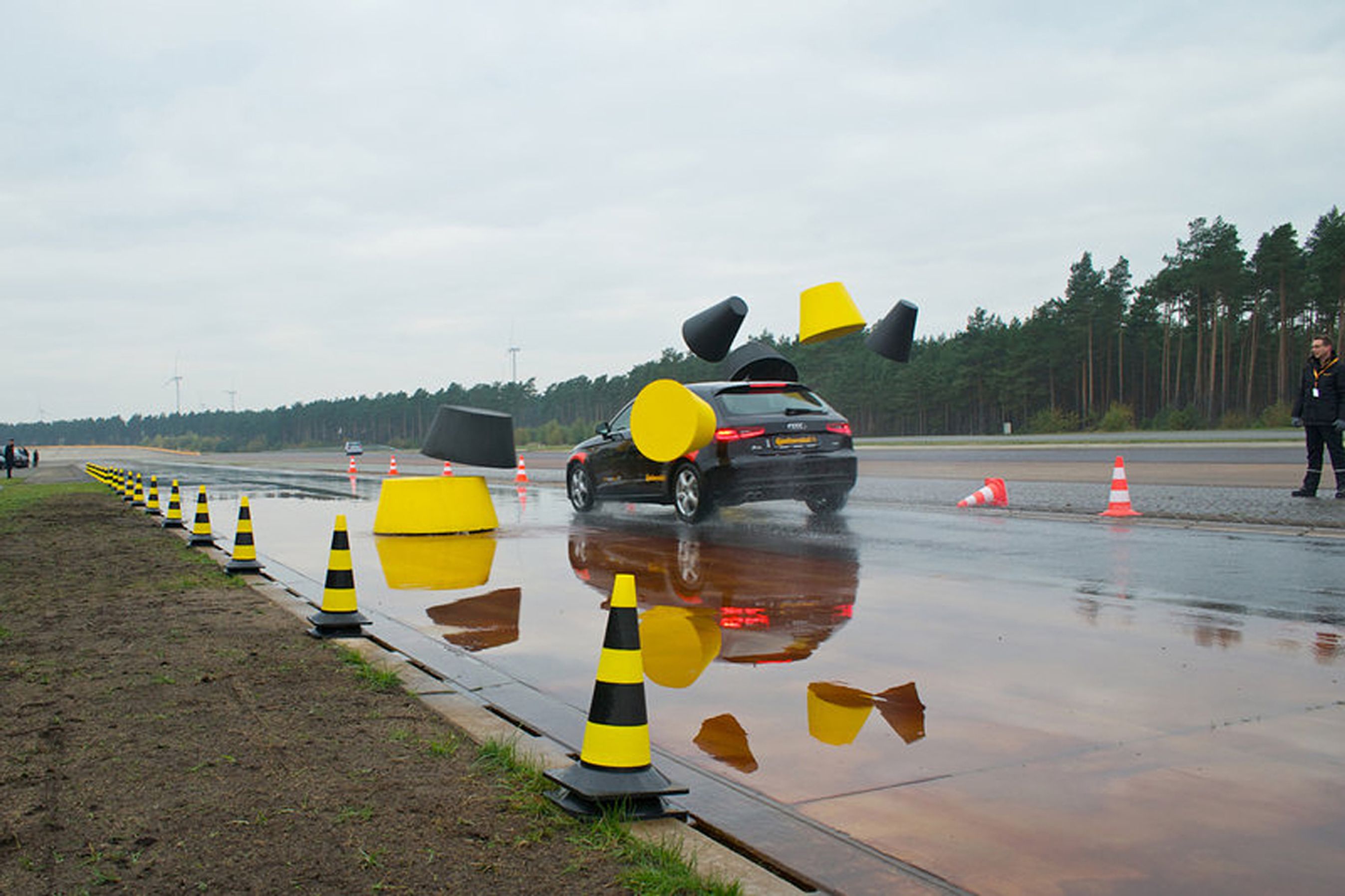 Ved bremsetest fra 80 km/t. på våd vej viste det sig, at der, hvor bilen med A-mærkede dæk standsede, fortsatte bilen med G-mærkede dæk med en hastighed på 35 km/t. 