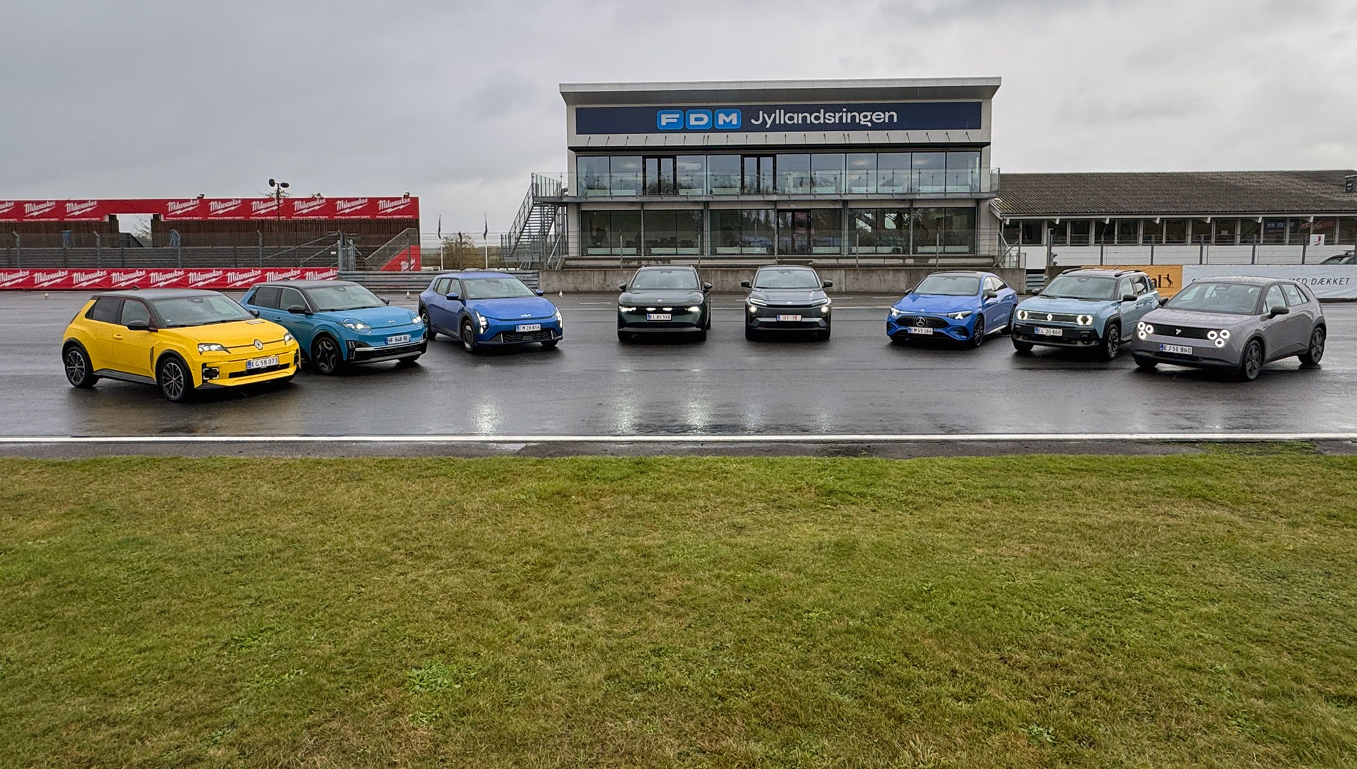 Otte biler i vifte på racerbane.