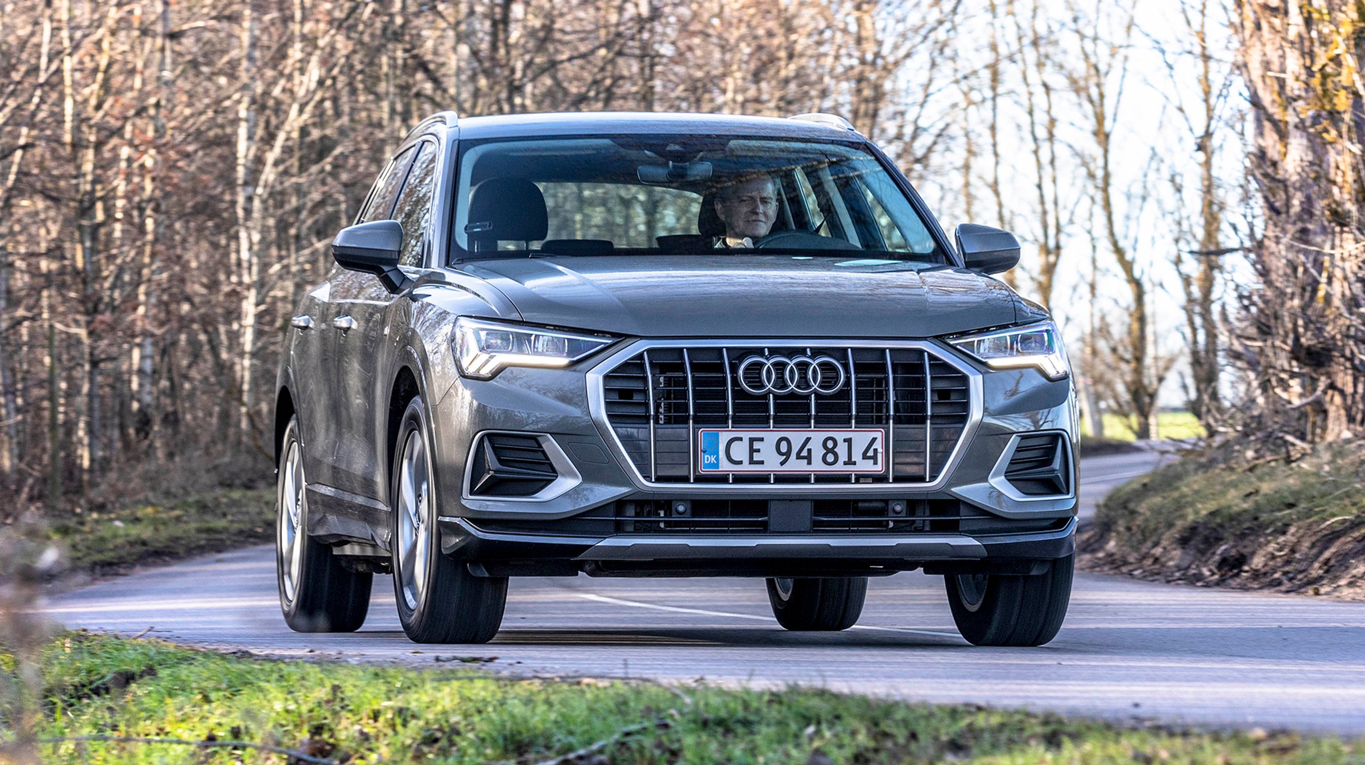 Audi Q3 har fået den store ottekantede front, som kendetegner de nye modeller. Det giver bilen karakter og får den til at skille sig ud fra forgængeren.