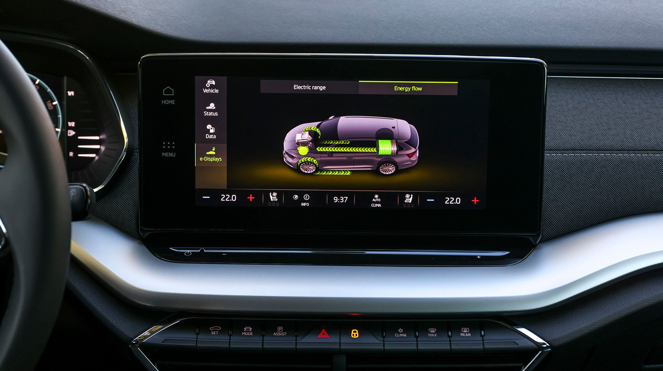 På skærmen kan man følge med i energiforbruget, der på flot vis illustreres med pile. Bilen kører ifølge WLTP-normen op til 60 km på et fuldt opladet batteri.