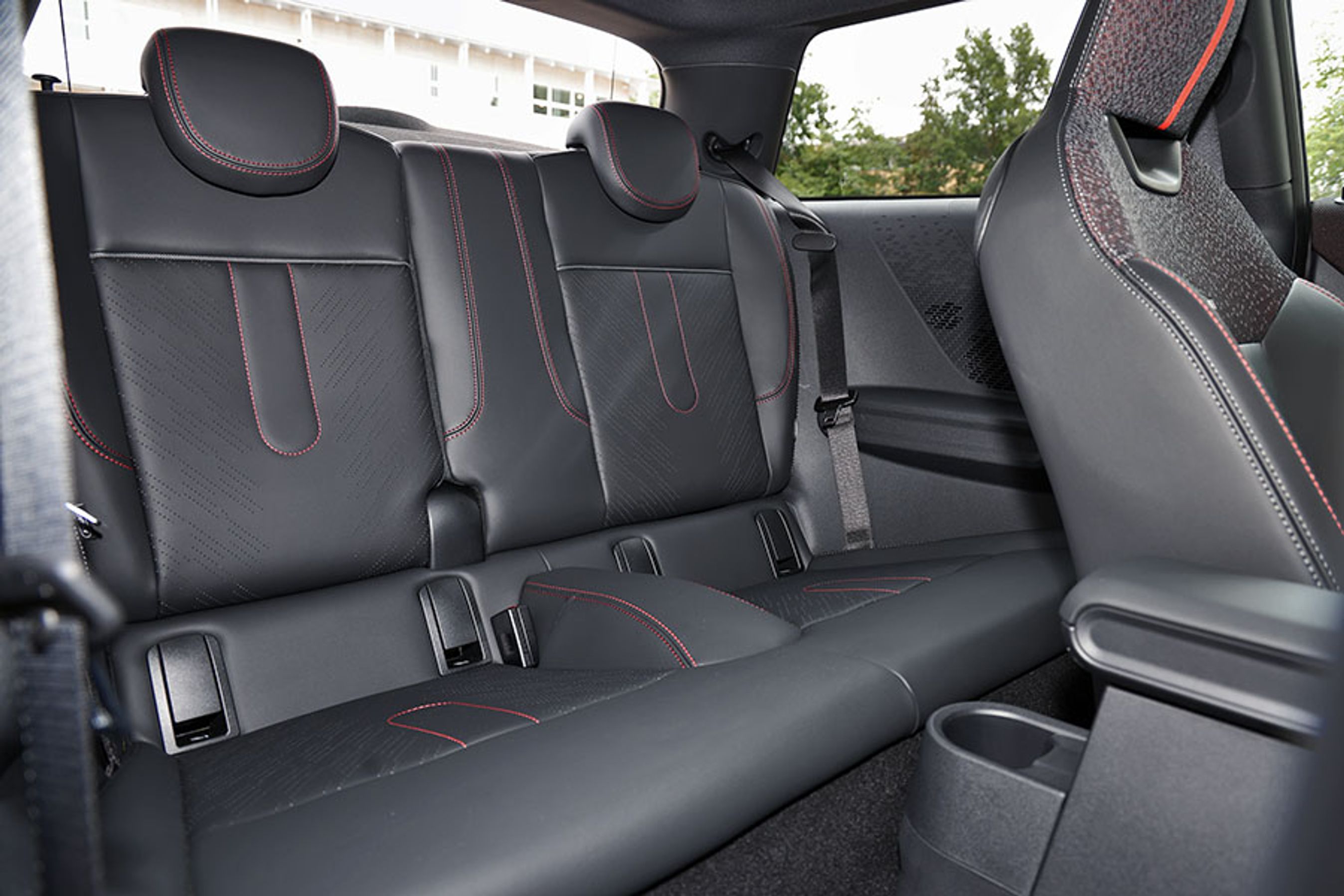 Er fører og forsædepassager høje, er der reelt ingen benplads på bagsædet. Minien er mikro, og det mærker man især, når man prøver at indfinde sig på anden sæderække. I det hele taget er det lidt klaustrofobisk, da der ikke er bagdøre, så man kan kun komme ud, når forsædet er ledigt. 