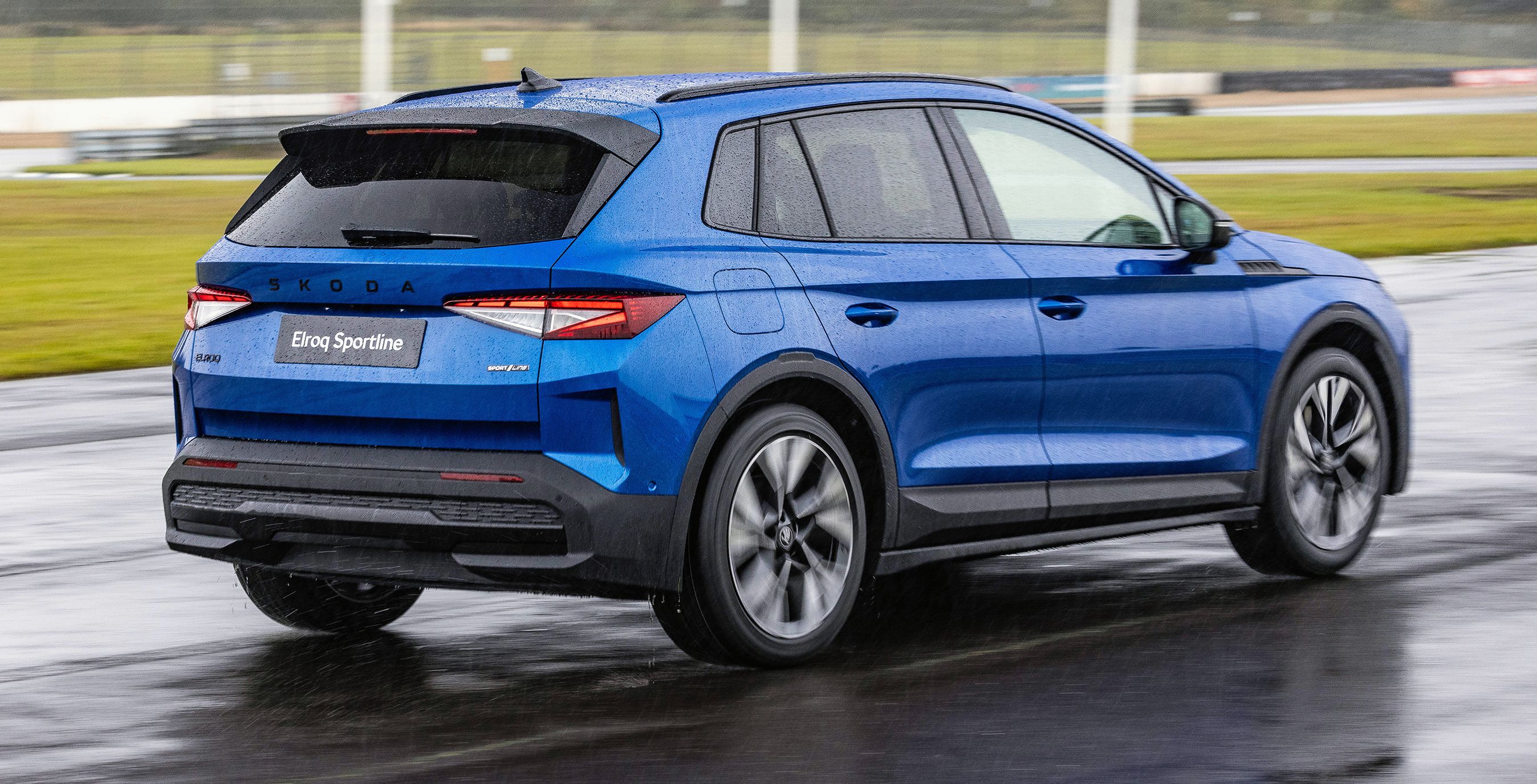 Blå Skoda Elroq kørende bagfra.