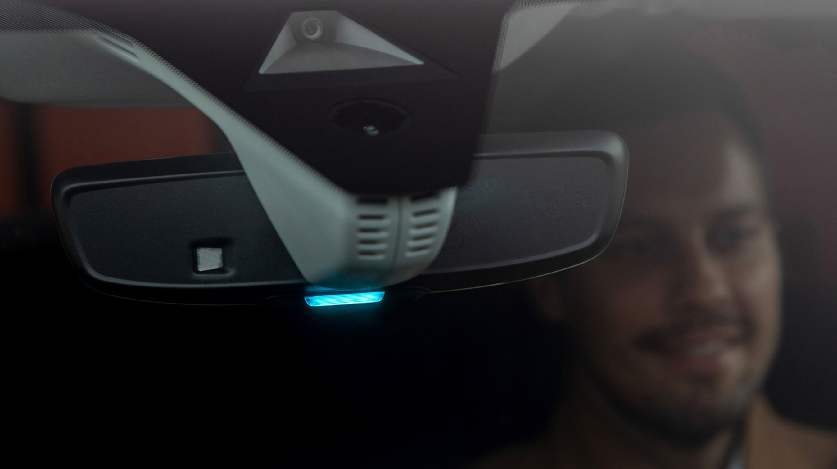 Ved bakspejlet sidder en blå lysdiode, der lyser, når bilen kører i ren eltilstand. Det er tiltænkt en mulig fremtid, hvor man kun må køre elektrisk nogle steder.