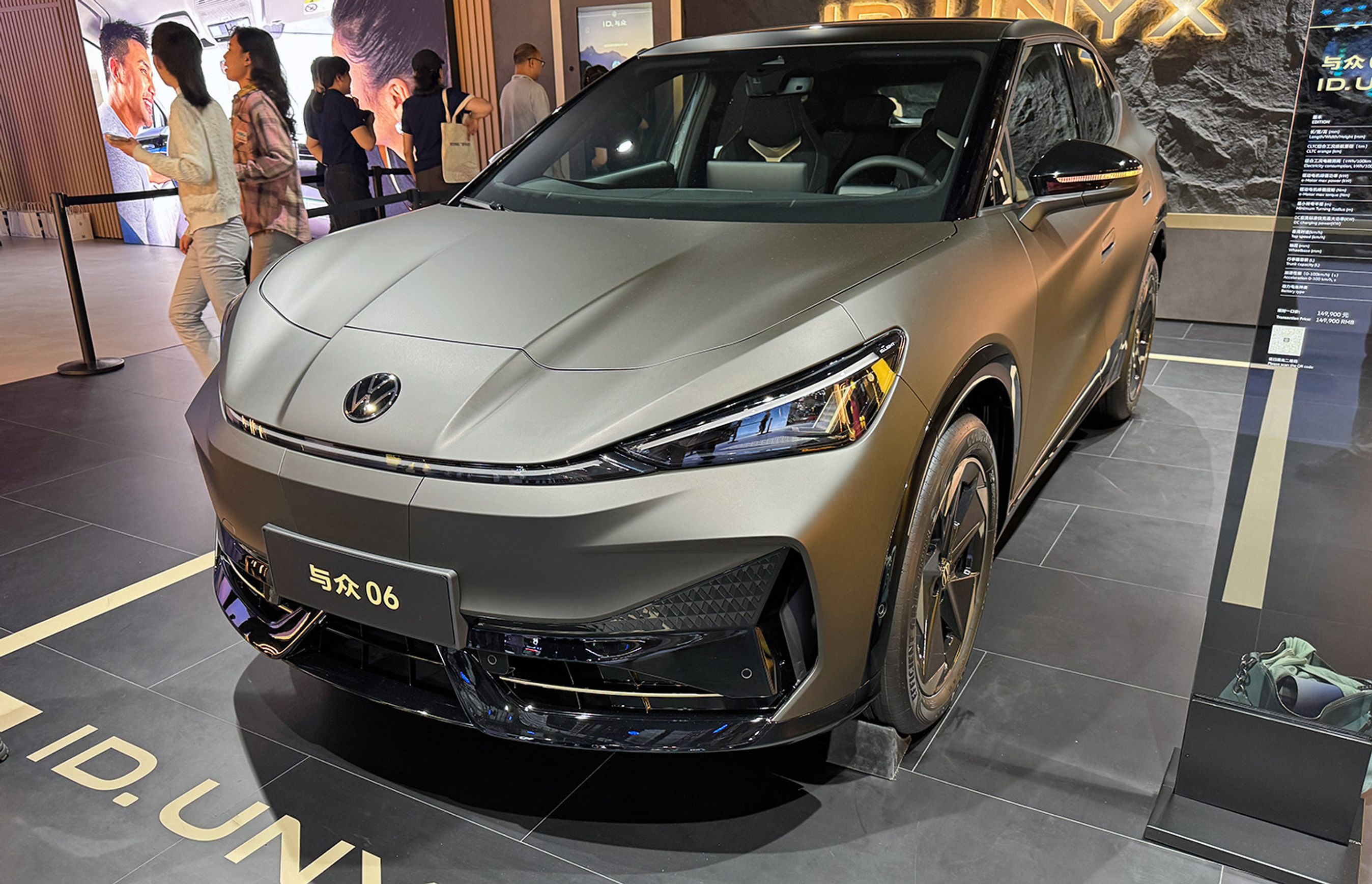 VW lancerede for et år siden den nye ID.Unyx, men allerede nu har den fået et facelift og nyt navn, ID.Unyx 06. Bilen er stort set identisk med den europæiske Cupra Tavascan, og de to biler bygges på samme fabrik i Kina.