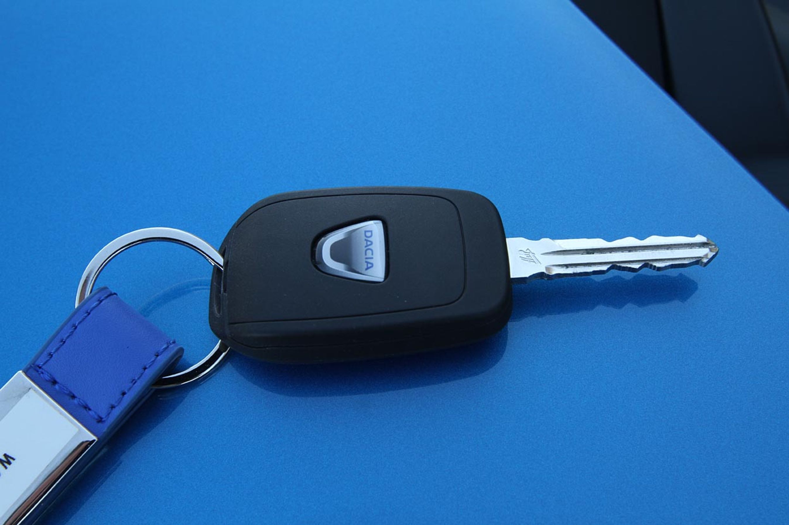 Dacia er stolt af krom-indlægget i nøglen. Men den kan stadig ikke foldes sammen.