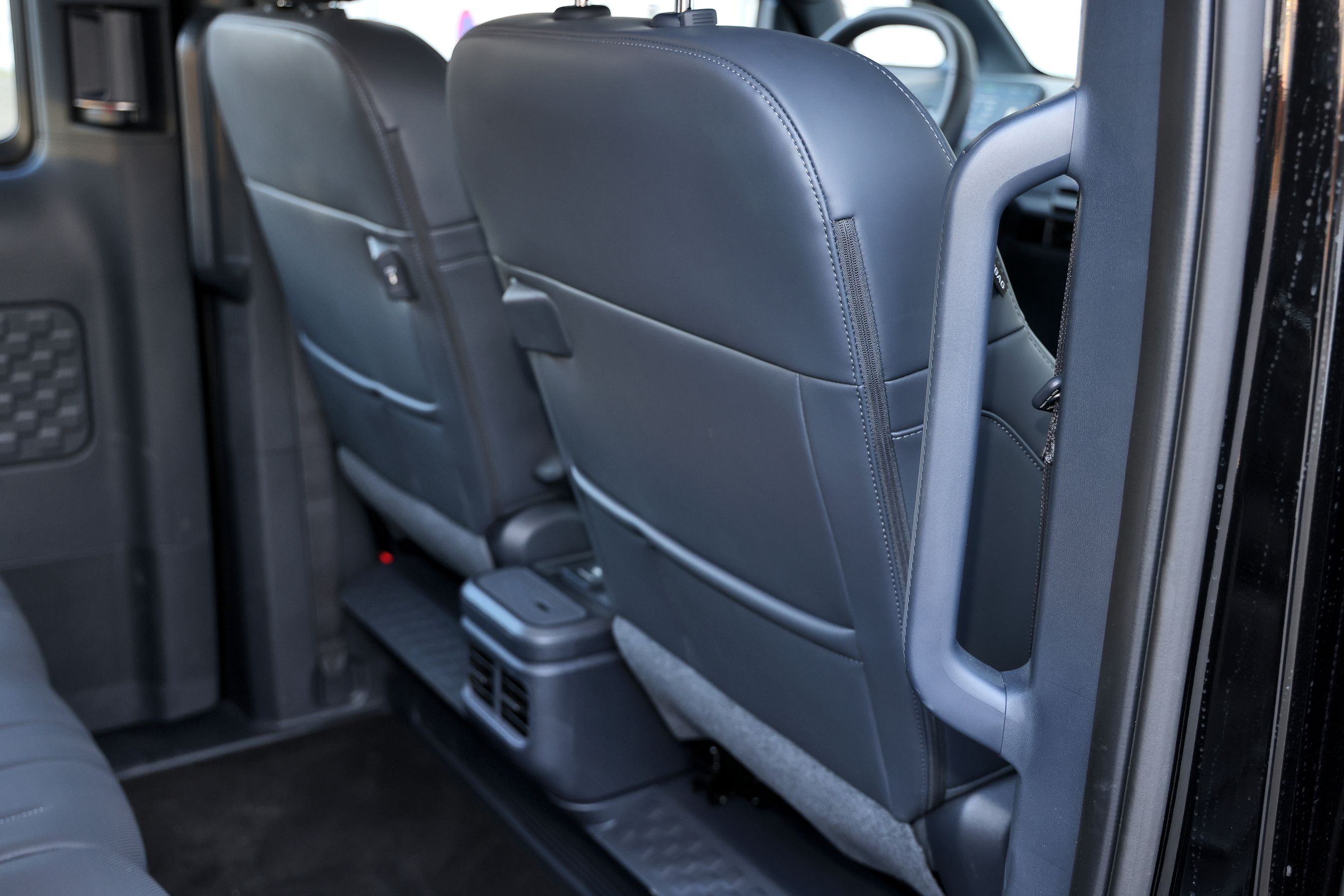 Håndtag gør det let at komme ind på bagsædet i en Kia PV5